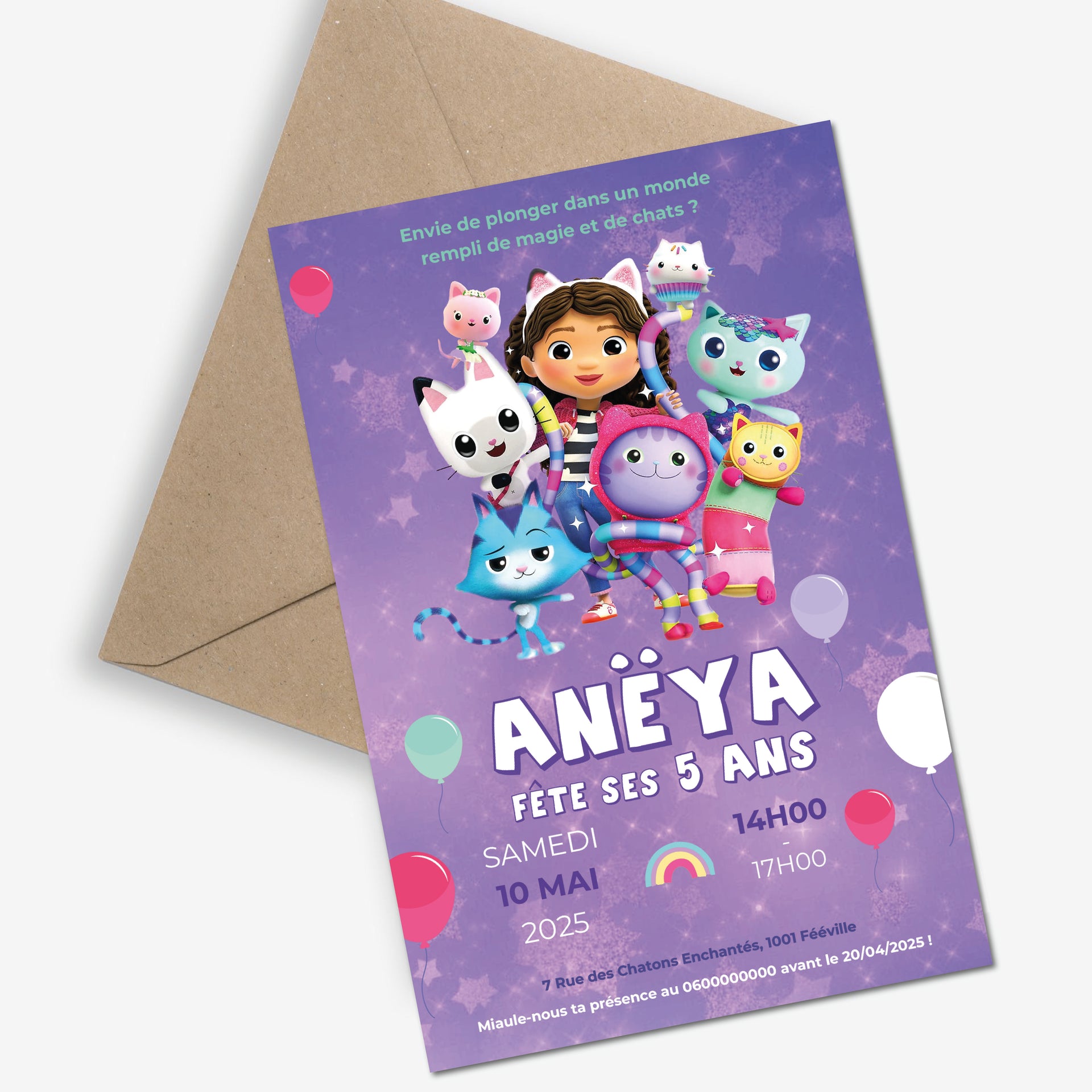 image de l'invitation anniversaire inspirée de Gabby et la Maison magique avec fillette aux oreilles de chat et ses compagnons félins colorés sur fond violet festif.