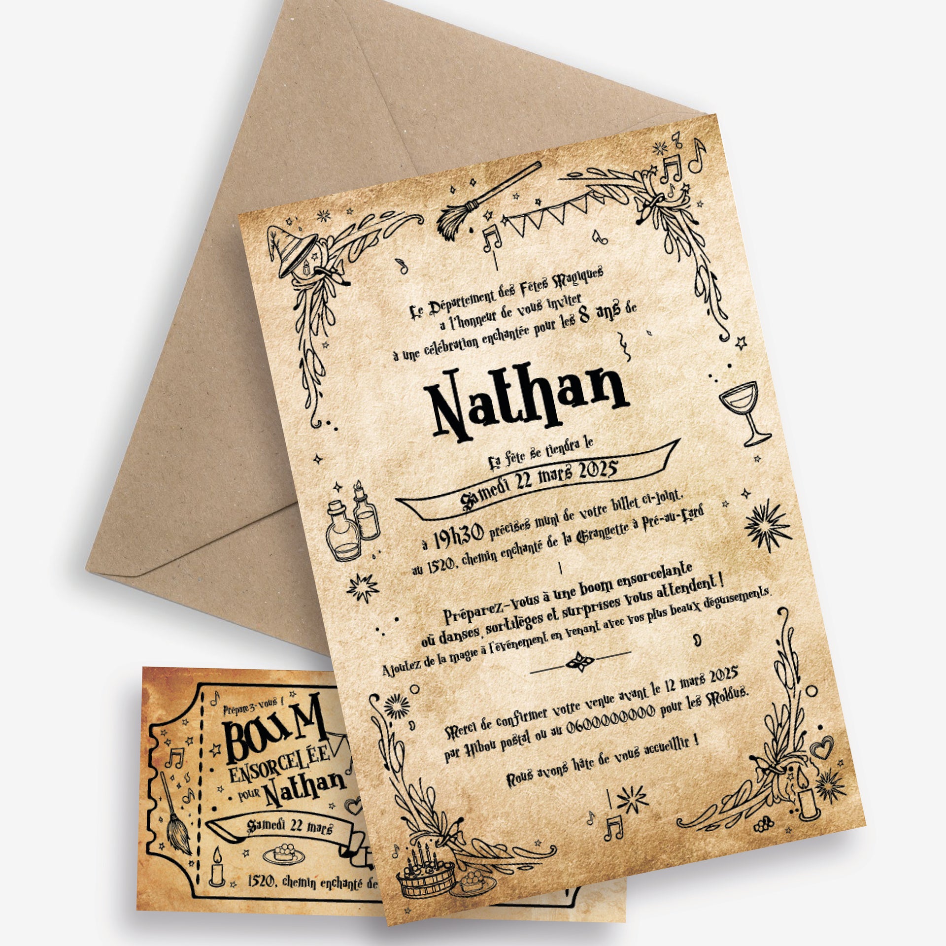 Image d'invitation anniversaire personnalisée Boum ensorcelée, au design parchemin magique avec dessins de baguette, potions et chapeau de sorcier, accompagnée de son enveloppe kraft.