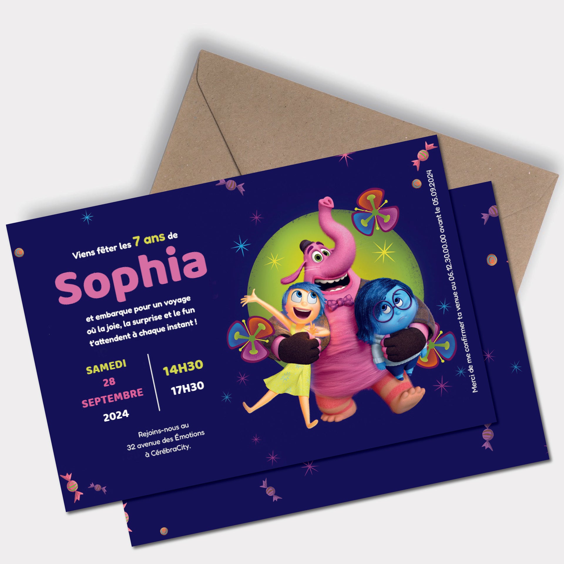 image de l'invitation anniversaire enfant inspirée de Vice-Versa, recto-verso, avec des personnages colorés représentant les émotions sur fond violet, accompagnée d’une enveloppe kraft.