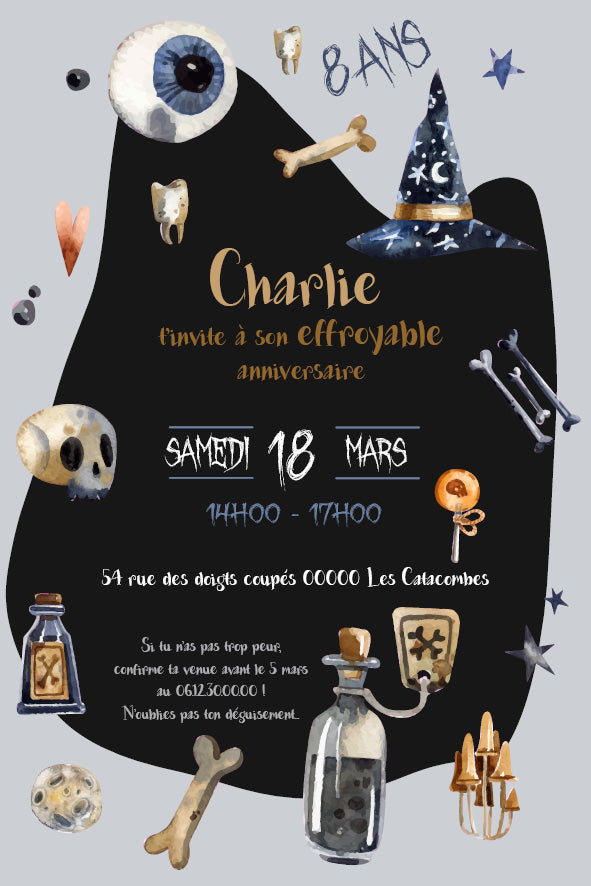 Invitation d’anniversaire effrayante en aquarelle : chapeau de sorcière, œil géant, crânes, os, clés anciennes, fioles de potion, champignons — “Charlie t’invite à son effroyable anniversaire – samedi 18 mars, 14 h–17 h – adresse et RSVP