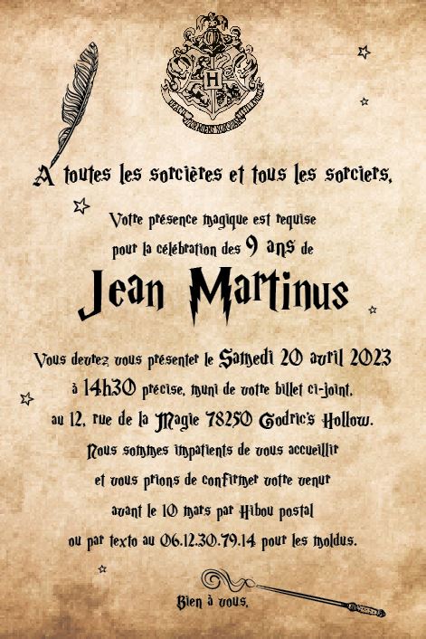 Carte d’invitation effet vieux parchemin “monde des sorciers” : blason en haut, plume, petites étoiles et texte ancien annonçant l’anniversaire (âge, date, heure, adresse, RSVP).