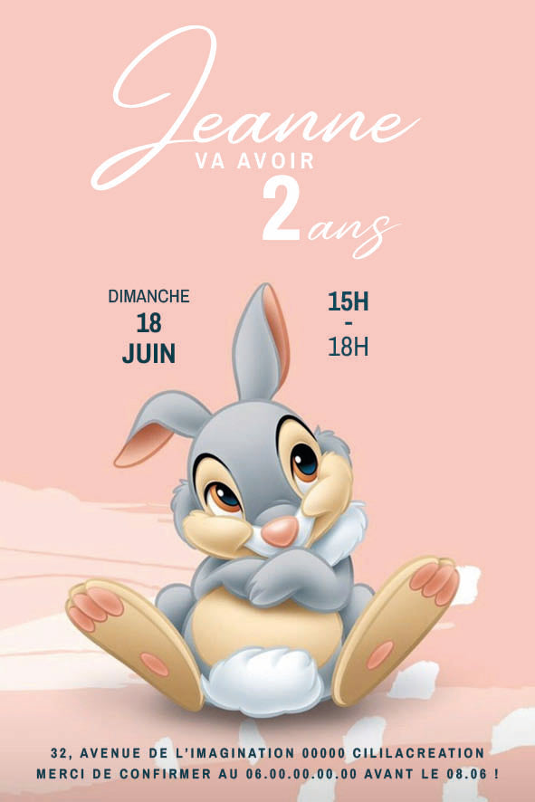 Invitation d’anniversaire rose pastel avec un lapin gris espiègle (inspiration Panpan/Bambi). Texte : “Jeanne va avoir 2 ans – dimanche 18 juin – 15 h–18 h”, adresse et RSVP.