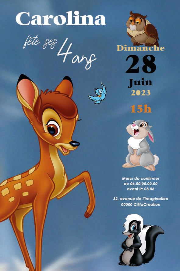 Invitation d’anniversaire inspiration Bambi sur fond bleu nuit : faon souriant à gauche, petit oiseau bleu, lapin, hibou et mouffette. Texte : “Carolina fête ses 4 ans – dimanche 28 juin 2023 – 15 h”, avec adresse et RSVP.