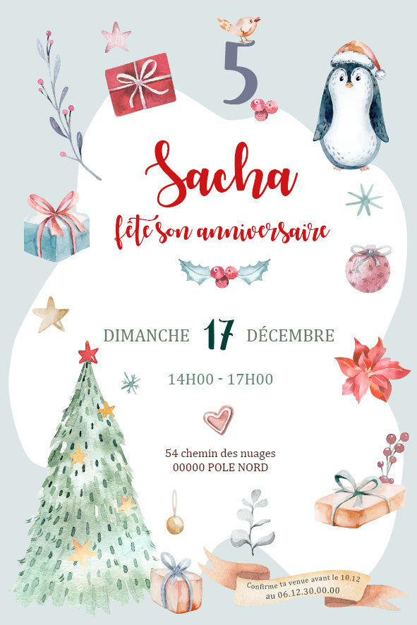 Photo d’une invitation d’anniversaire thème Noël imprimée, posée sur une enveloppe kraft, avec recto : pingouin, sapin décoré, cadeaux et houx ; et verso motif répété de boules, sapins et étoiles en aquarelle.