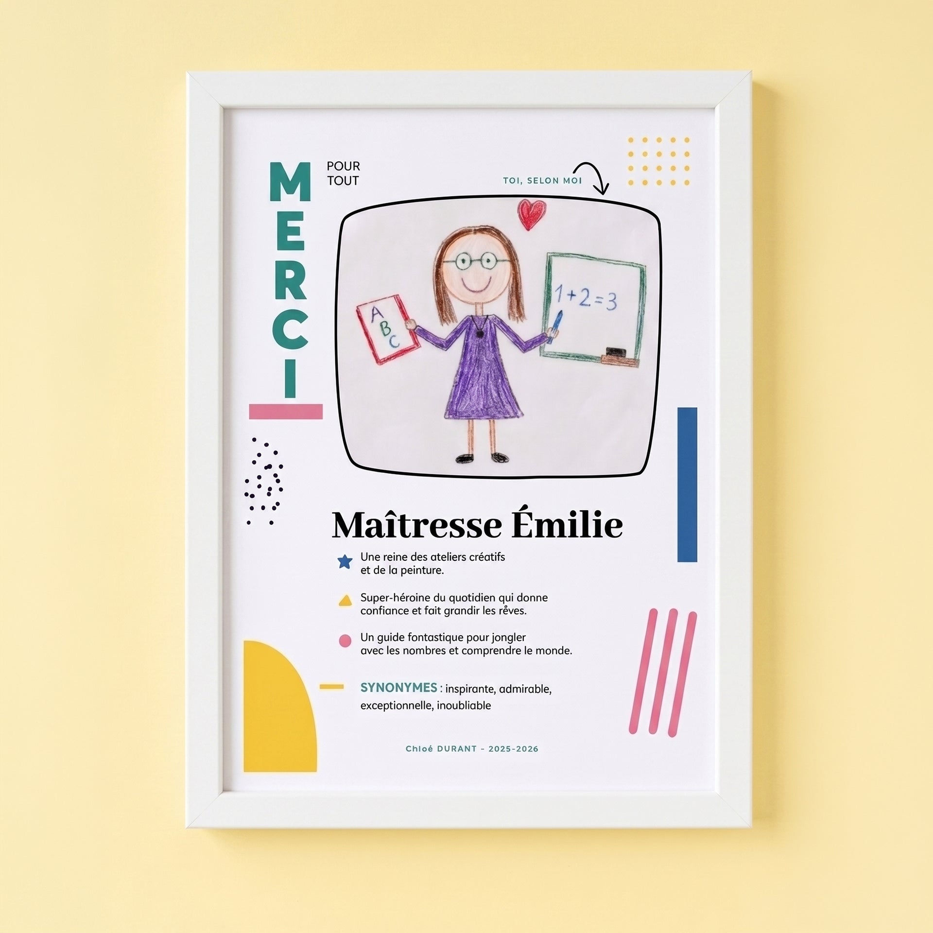 Affiche personnalisée cadeau maîtresse avec dessin d'enfant, présentée dans un petit cadre blanc minimaliste sur un fond uni jaune pastel et lumineux.