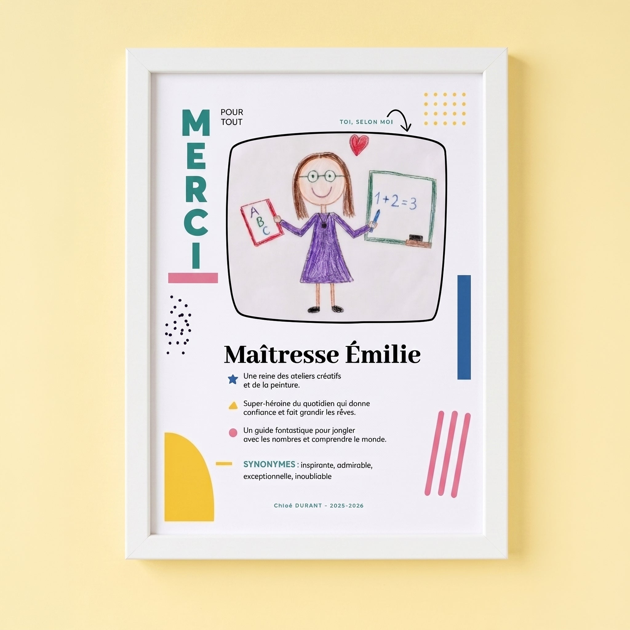 Affiche personnalisée cadeau maîtresse avec dessin d'enfant, présentée dans un petit cadre blanc minimaliste sur un fond uni jaune pastel et lumineux.