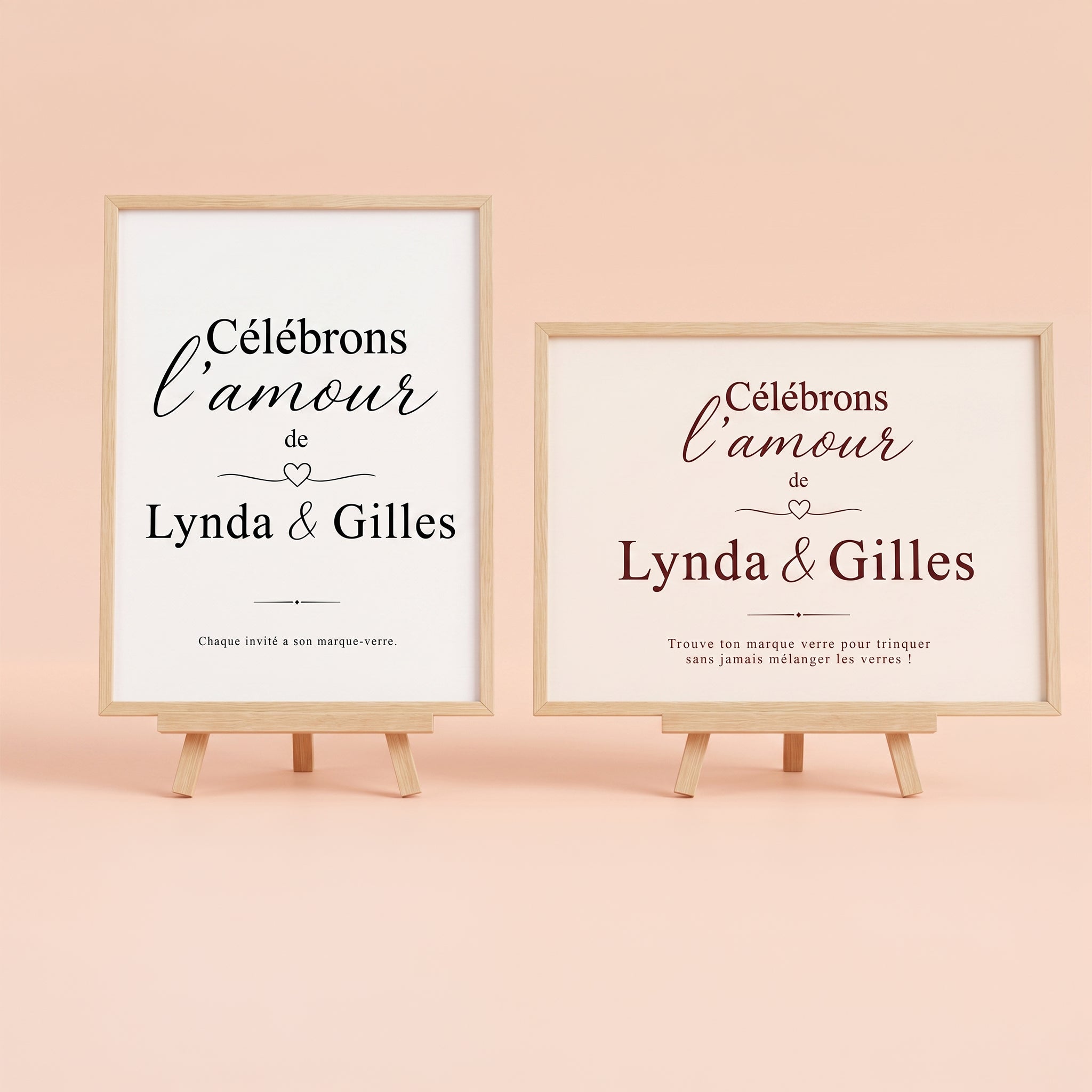 Deux affiches de mariage personnalisées posées sur des mini-chevalets en bois clair, contre un fond uni de couleur pêche. À gauche, une affiche verticale encadrée de blanc avec du texte noir indiquant "Célébrons l'amour de Lynda & Gilles" en polices script et sérif, surmontant une instruction discrète en bas : "Chaque invité a son marque-verre." À droite, une affiche horizontale encadrée de blanc avec un fond champagne et du texte bordeaux.
