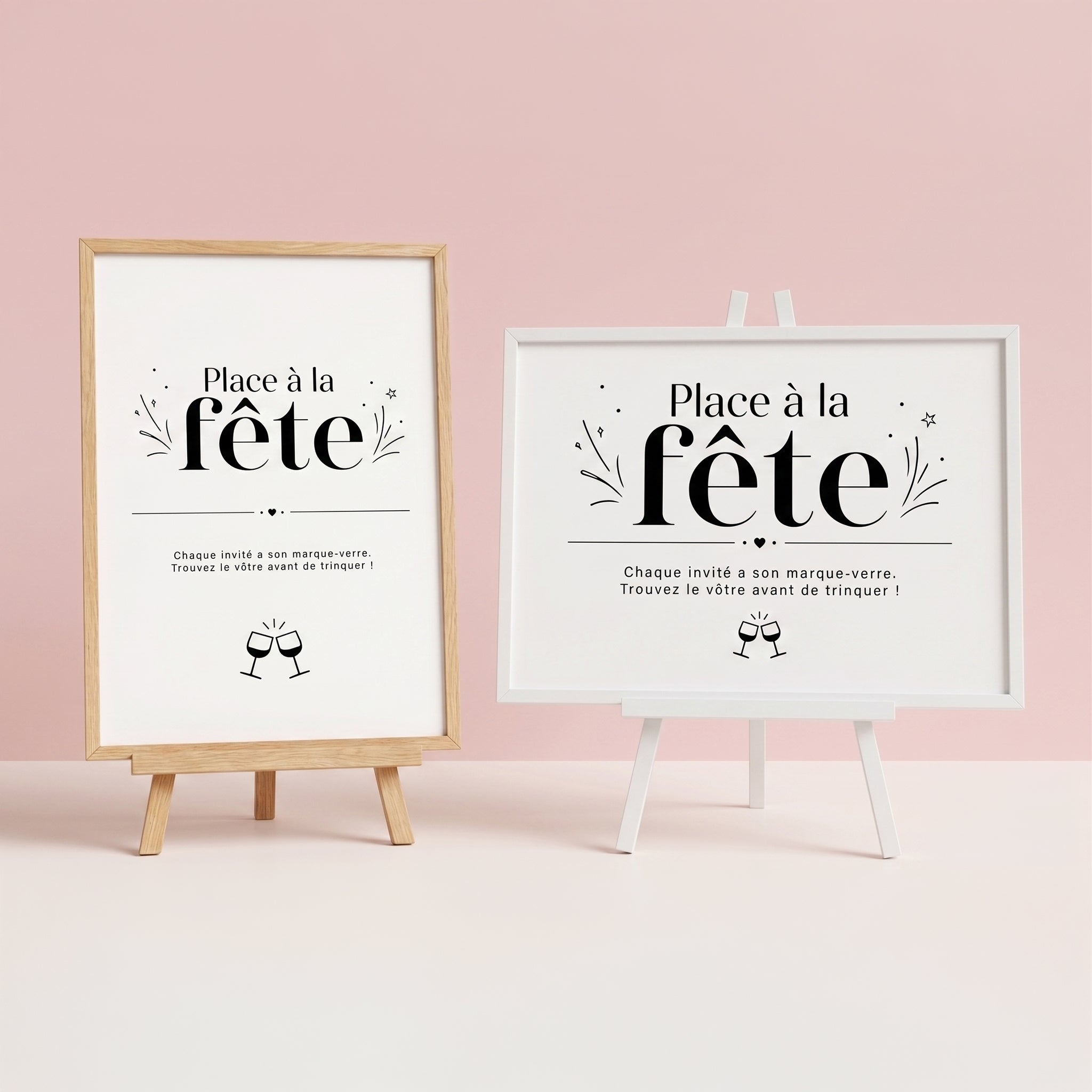 Duo d'affiches de table pour marque-verre, modèles horizontal et vertical encadrés sur mini chevalets, fond rose pastel.