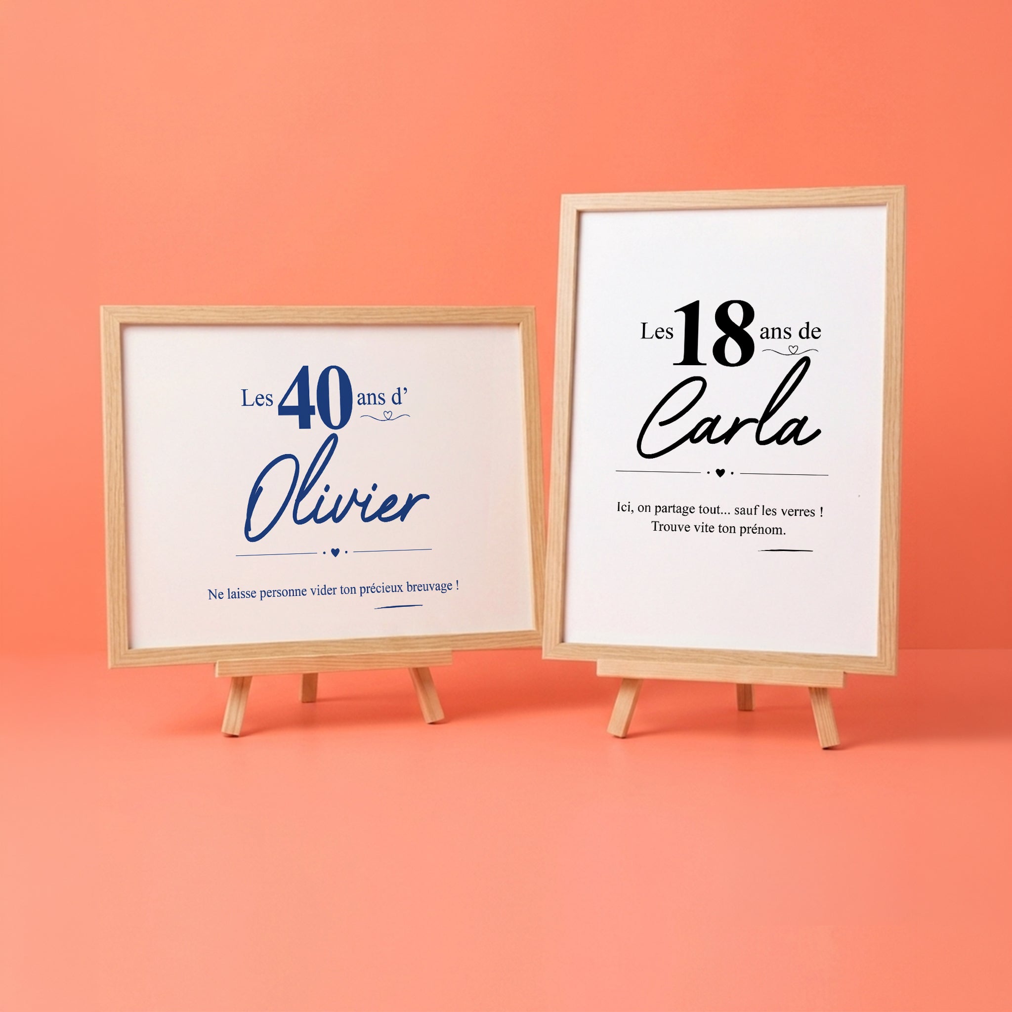 Deux affiches d'anniversaire personnalisables sur petits chevalets en bois, fond uni corail pêche. À gauche, affiche horizontale  fond champagne, texte bleu 'Les 40 ans d'Olivier'. À droite, affiche verticale  texte noir sur fond blanc 'Les 18 ans de Carla' pour l'organisation des verres du buffet.
