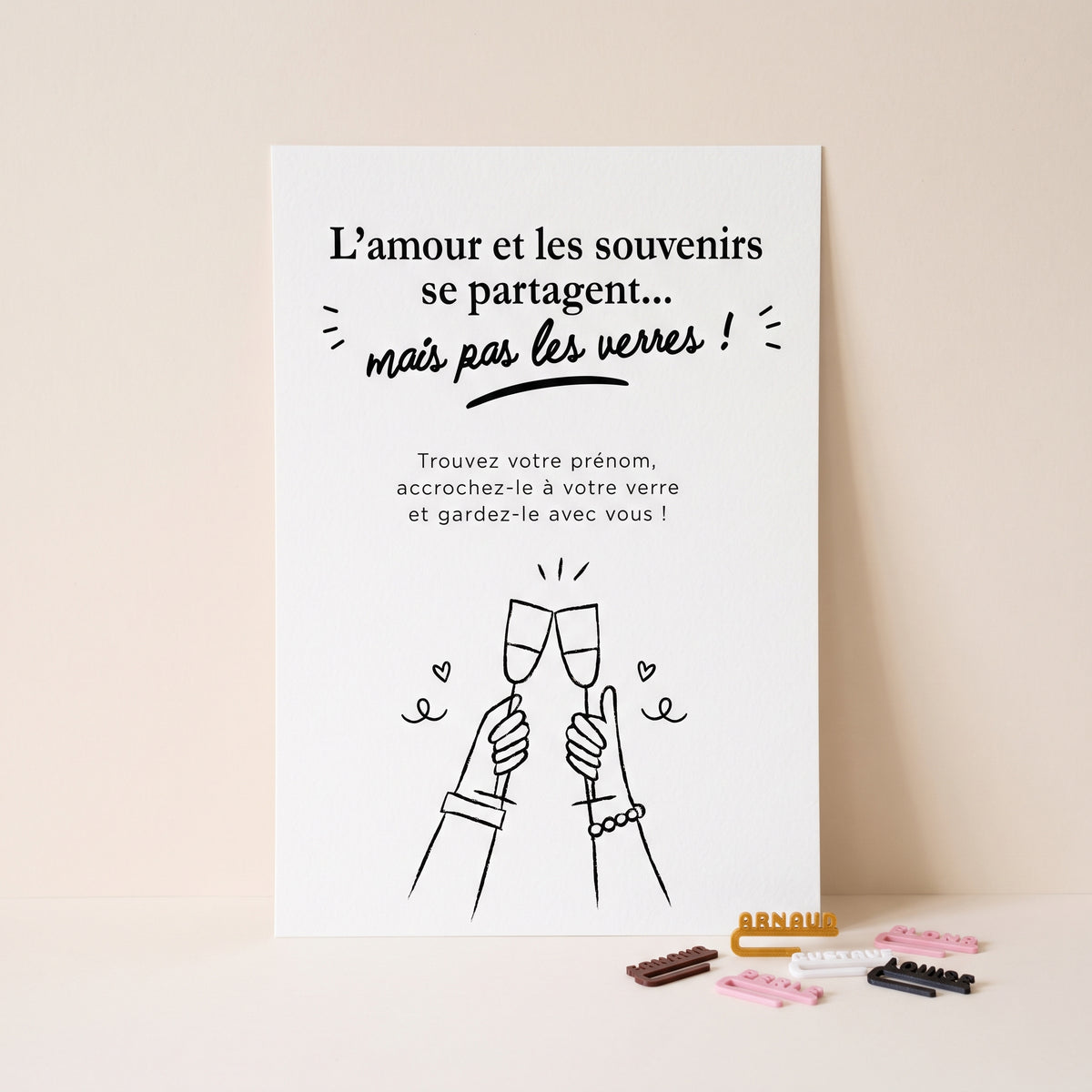 Grande affiche A3 vertical, imprimée sur du papier blanc naturel épais et texture, et posée debout au centre sur un fond uni beige clair pastel et lumineux. Les illustrations montrent deux mains qui trinquent avec des flutes de champagne sous des consignes pour les invites. A sa base, sur le sol a droite, une sélection de tout petits marque-verress.