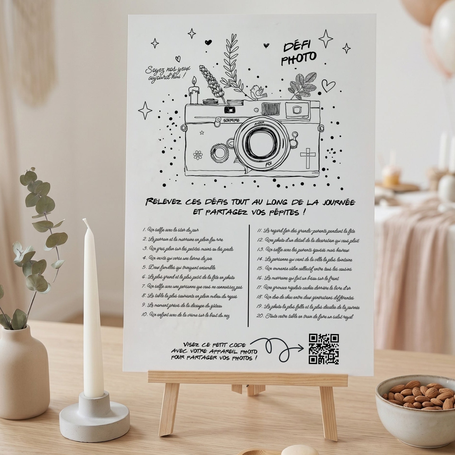 Affiche Défi Photo pour Communion ou Baptême, mis sur un chevalet sur un buffet.