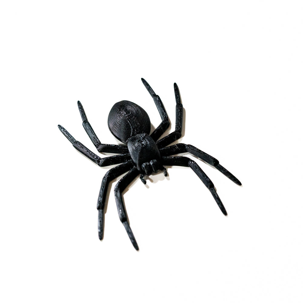 Grande araignée noire imprimée en 3D (PLA), livrée à plat avant chauffage, pattes droites non courbées, sur fond blanc — décoration “suivre les araignées” inspirée de l’univers Harry Potter.
