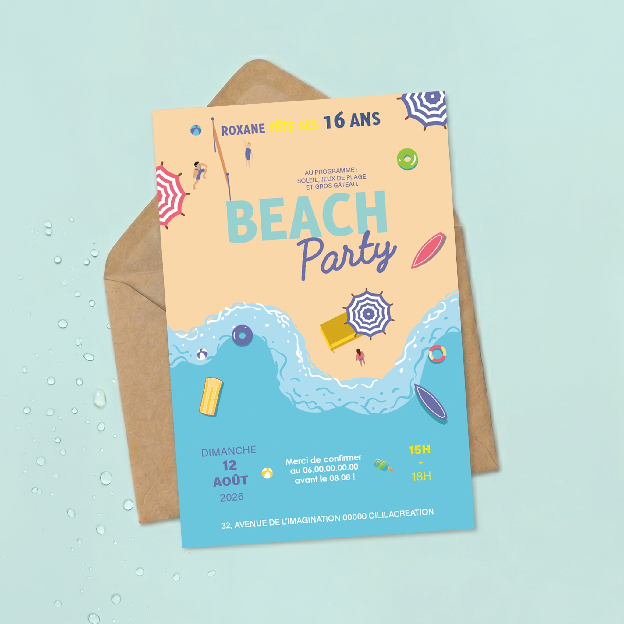 Carton d'invitation anniversaire imprimé thème Beach Party posé sur une enveloppe en kraft, fond bleu avec gouttes d'eau.