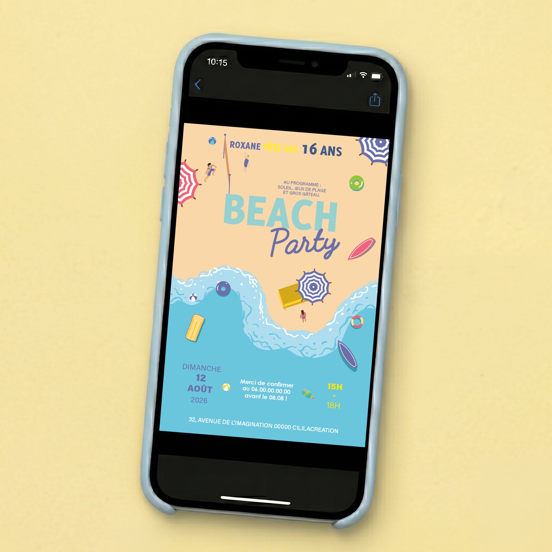Un smartphone à coque bleu clair posé sur un fond beige, affichant une invitation numérique illustrée pour la Beach Party des 16 ans de Roxane.