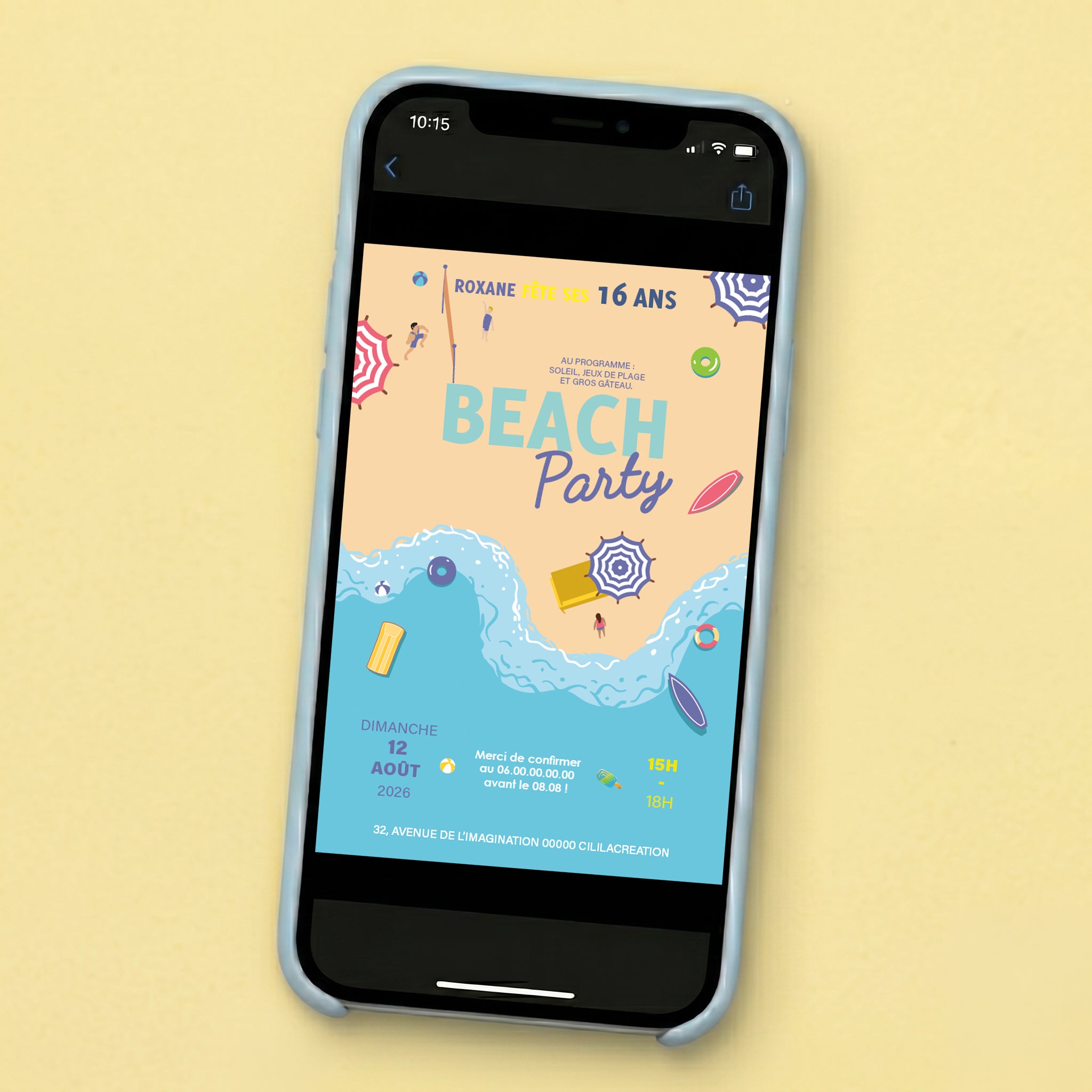 Un smartphone à coque bleu clair posé sur un fond beige, affichant une invitation numérique illustrée pour la Beach Party des 16 ans de Roxane.