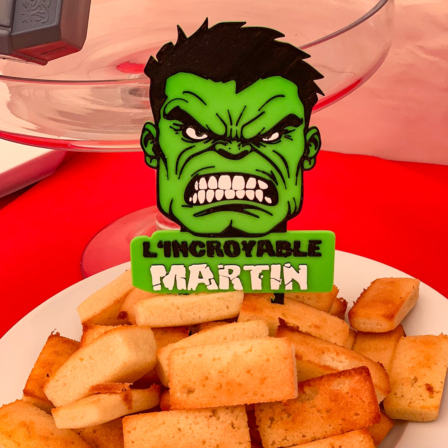 Cake topper super-héros Hulk personnalisé avec le prénom de l’enfant, décoration de gâteau d’anniversaire thème super héros vert et puissant.