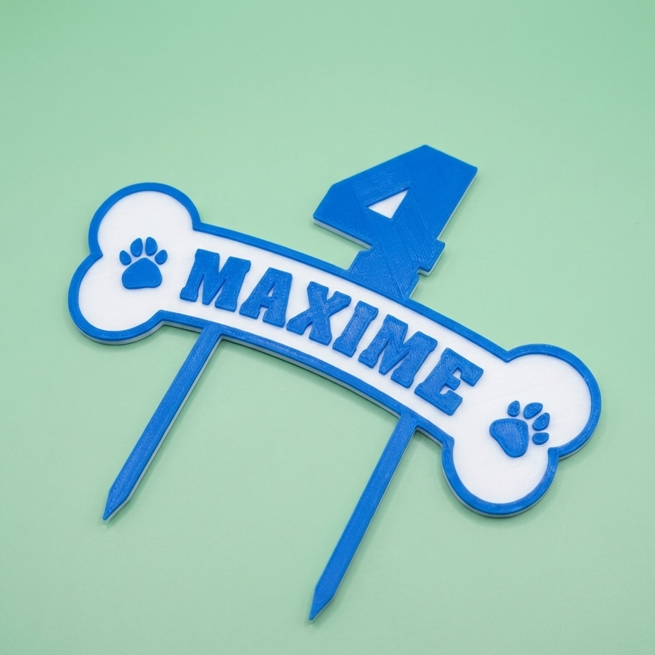 Cake topper Pat Patrouille personnalise avec prenom Maxime et age 4, blanc et bleu.