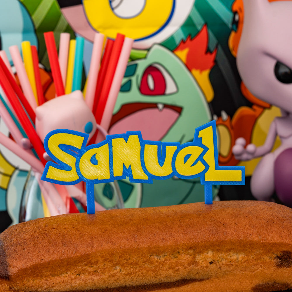 Cake topper Pokémon personnalisé avec prénom de l’enfant, décoration de gâteau d’anniversaire sur le thème manga et anime.