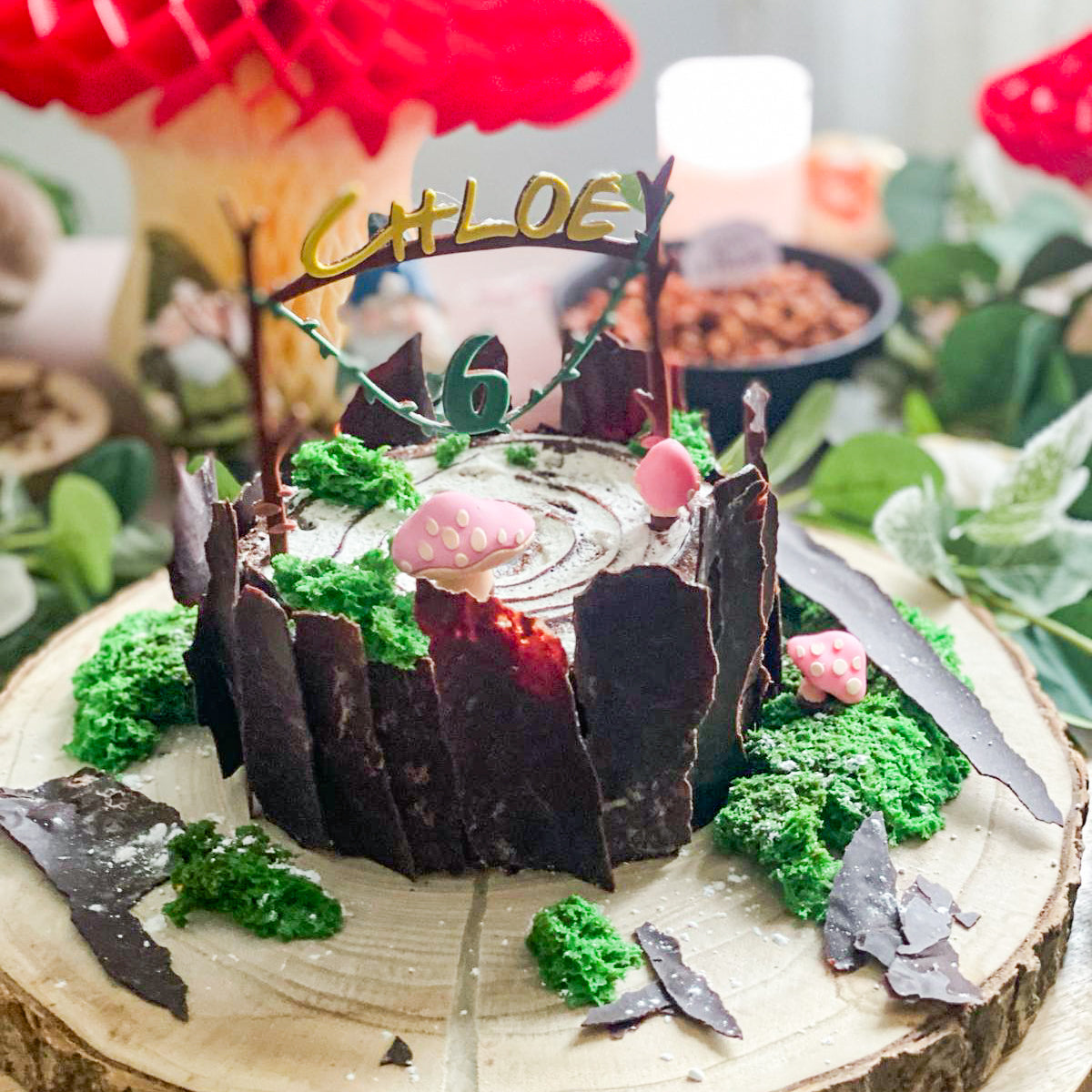 Cake topper forêt enchantée personnalisé avec prénom et âge, décor de tronc d’arbre magique pour gâteau d’anniversaire enfant.