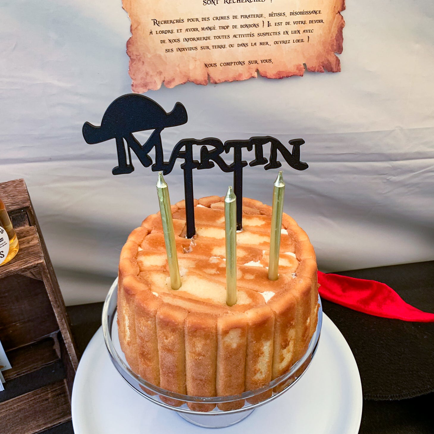 Cake topper pirate personnalisé avec prénom Martin sur gâteau d’anniversaire enfant, décoration thème pirate noire pour fête d’anniversaire aventurier.