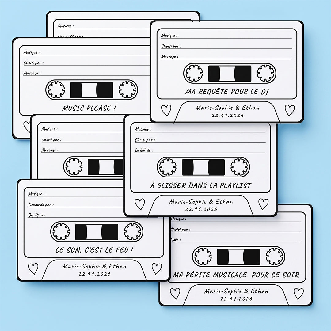 Plusieurs coupons de demande de chanson « Carte DJ - Cassette Love » en forme de cassette rétro avec des petits cœurs, disposés sur un fond uni bleu pastel lumineux.