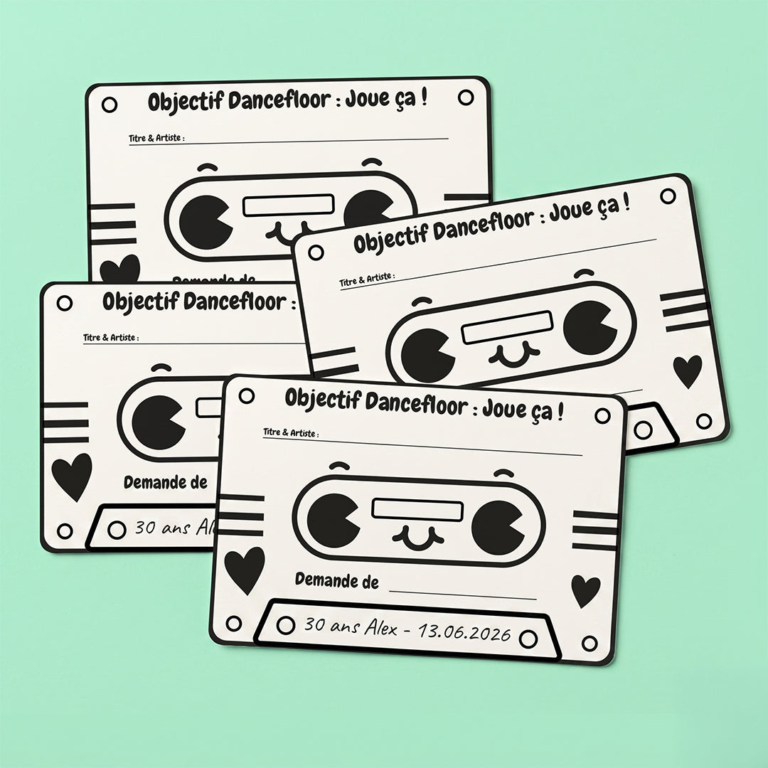 Quatre coupons de demande de chanson « Carte DJ - Happy K7 » en forme de cassette audio rétro au style mignon et kawaii, disposés sur un fond uni vert pastel lumineux.