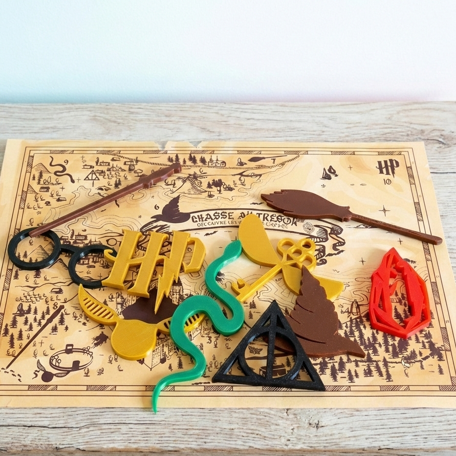 Carte de chasse au trésor inspirée de l’univers des sorciers avec les 10 objets imprimés en 3D à retrouver : lunettes rondes, baguette magique, HP, vif d’or, balai, serpent, clé volante, chapeau de sorcier, pierre philosophale et symbole des Reliques de la Mort. Animation ludique et immersive pour anniversaire d’enfant, à imprimer au format A3.