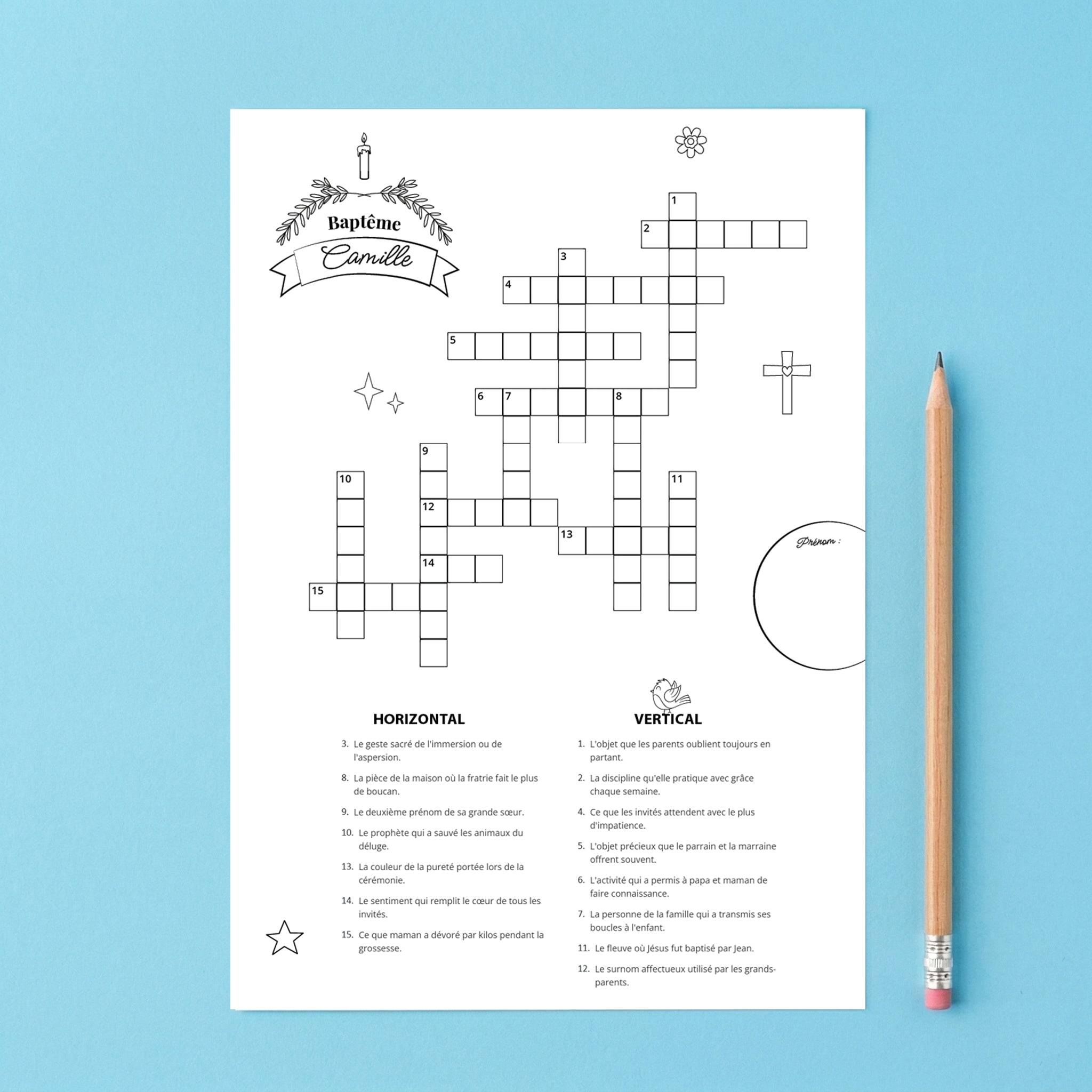 Une feuille d'activité de mots croisés personnalisable et imprimable pour le baptême de Camille, intitulée 'MOTS CROISÉS DU BAPTÊME' en français. Le visuel monochrome présente une grille de 15 mots croisés non remplie, divisée en indices horizontaux et verticaux en français. Le design est en noir et blanc, décoré d'illustrations linéaires telles qu'une croix chrétienne avec un cœur, une bougie, des étoiles, une petite marguerite.