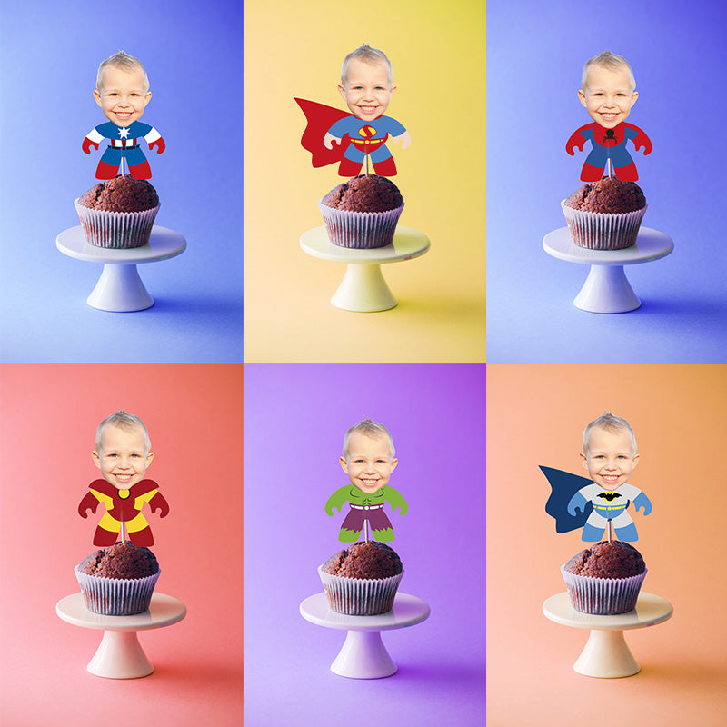 Cupcake toppers personnalisés super-héros avec la photo d’un enfant, six modèles colorés représentant différents costumes de super-héros, posés sur des cupcakes pour une décoration d’anniversaire ludique et personnalisée.