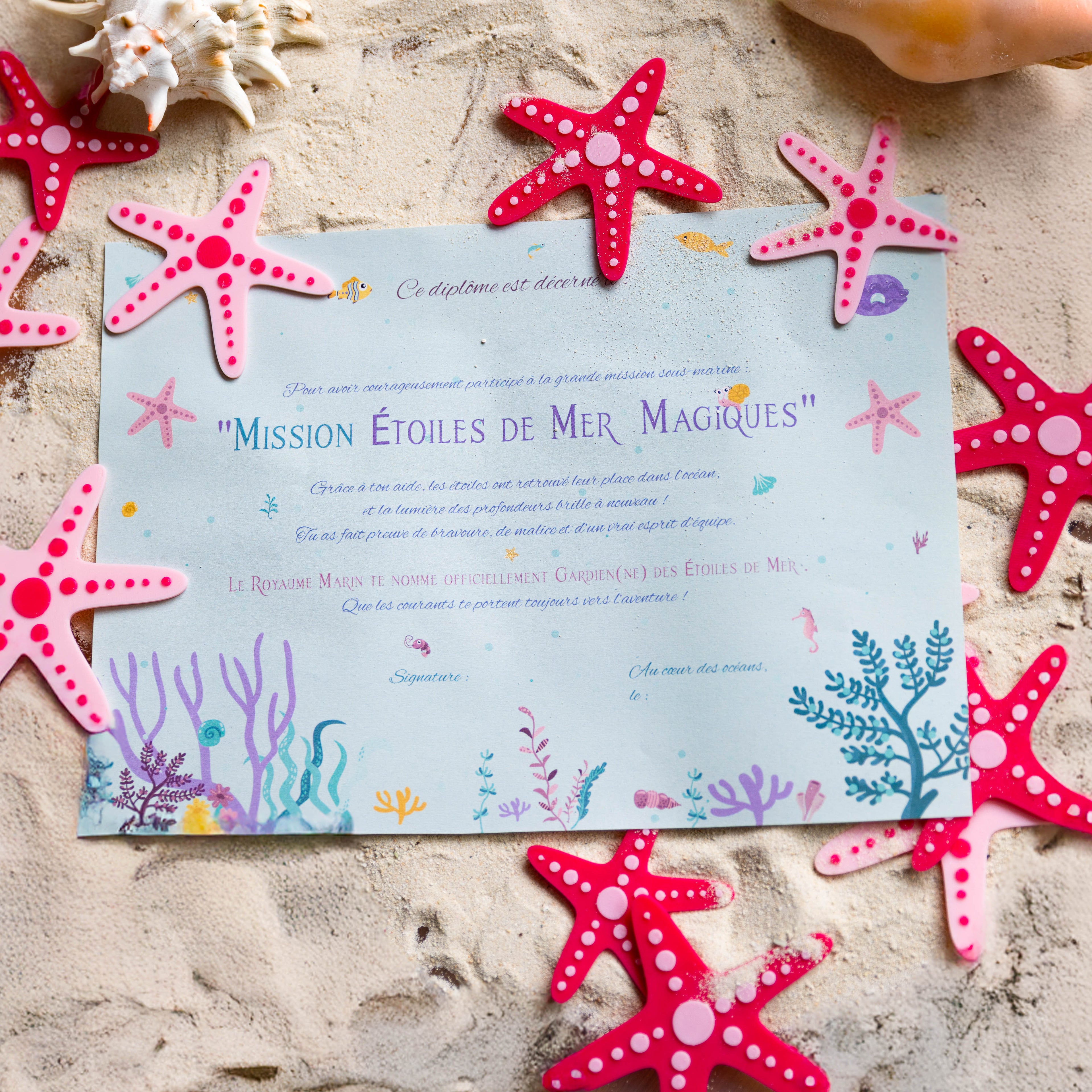 Diplôme de Gardien(ne) des Étoiles de Mer à compléter, accompagné d'une étoile de mer bicolore rose et fuchsia en impression 3D, mis en scène sur du sable avec un filet de pêche bleu décoratif.