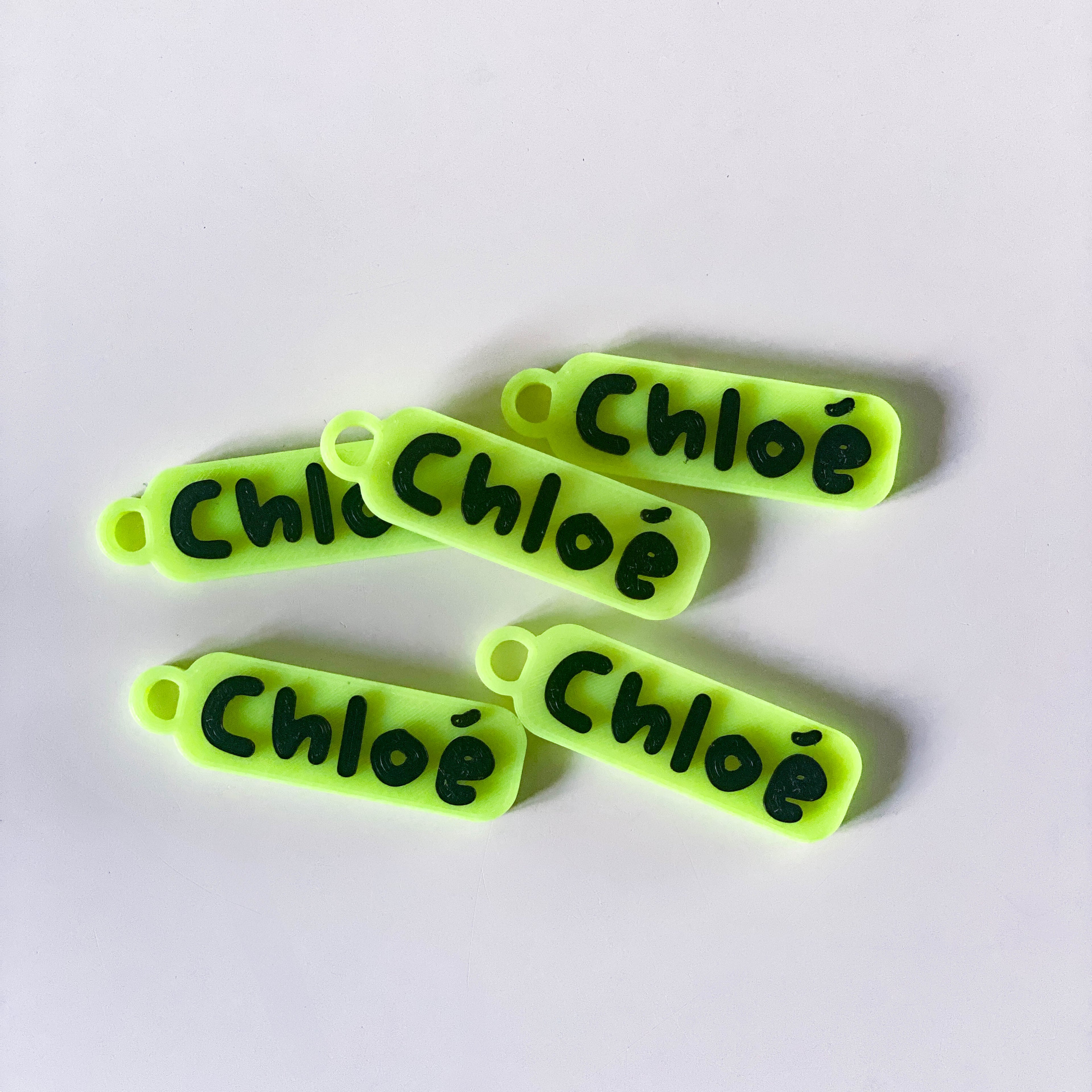 Lot d’étiquettes 3D prénom « Chloé » en PLA jaune fluo avec lettres noires, bicolores, sur fond clair.