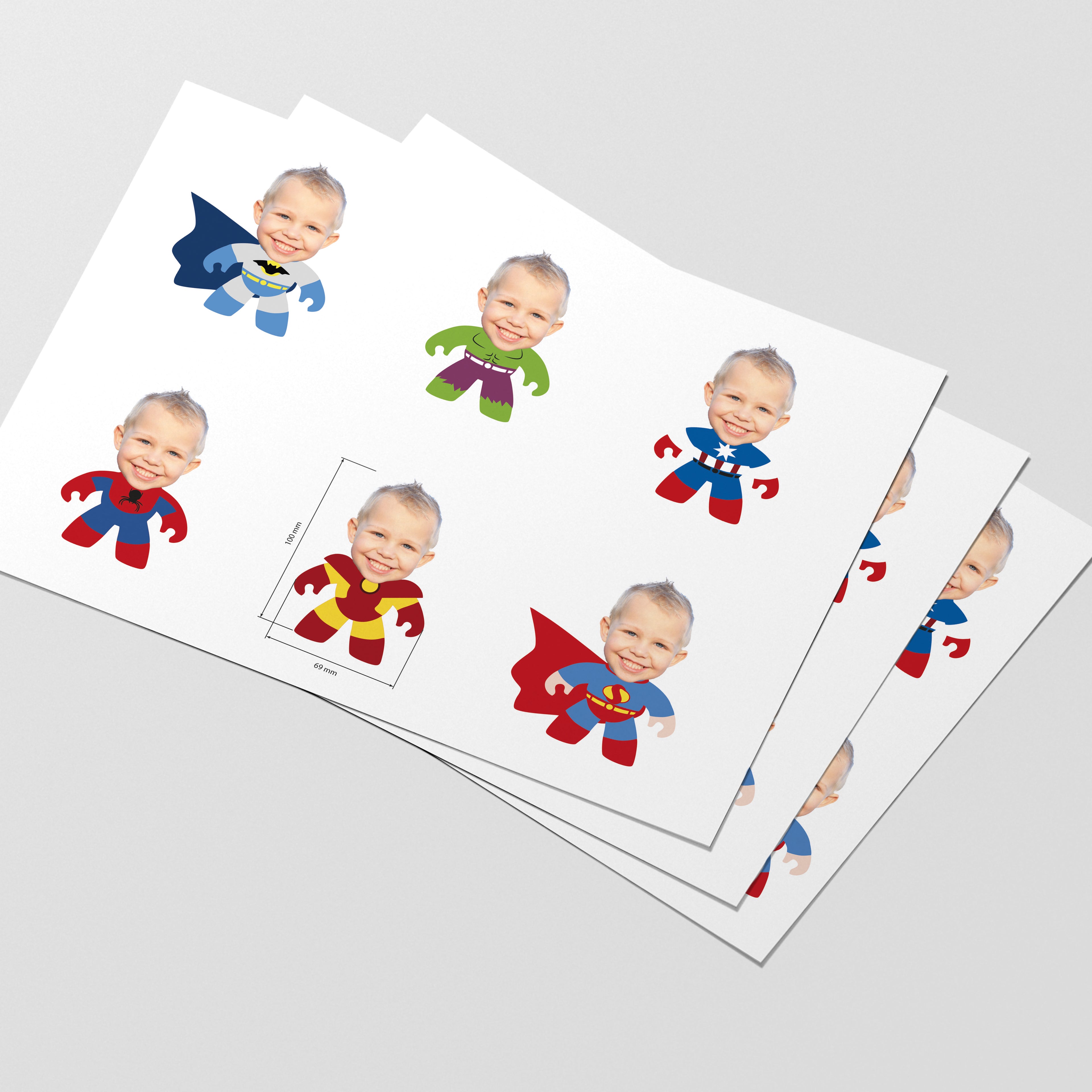 Fichier numérique à imprimer avec plusieurs cupcake toppers super-héros personnalisés à partir de la photo d’un enfant, présentés sur des feuilles A4 prêtes à découper pour une décoration d’anniversaire DIY.