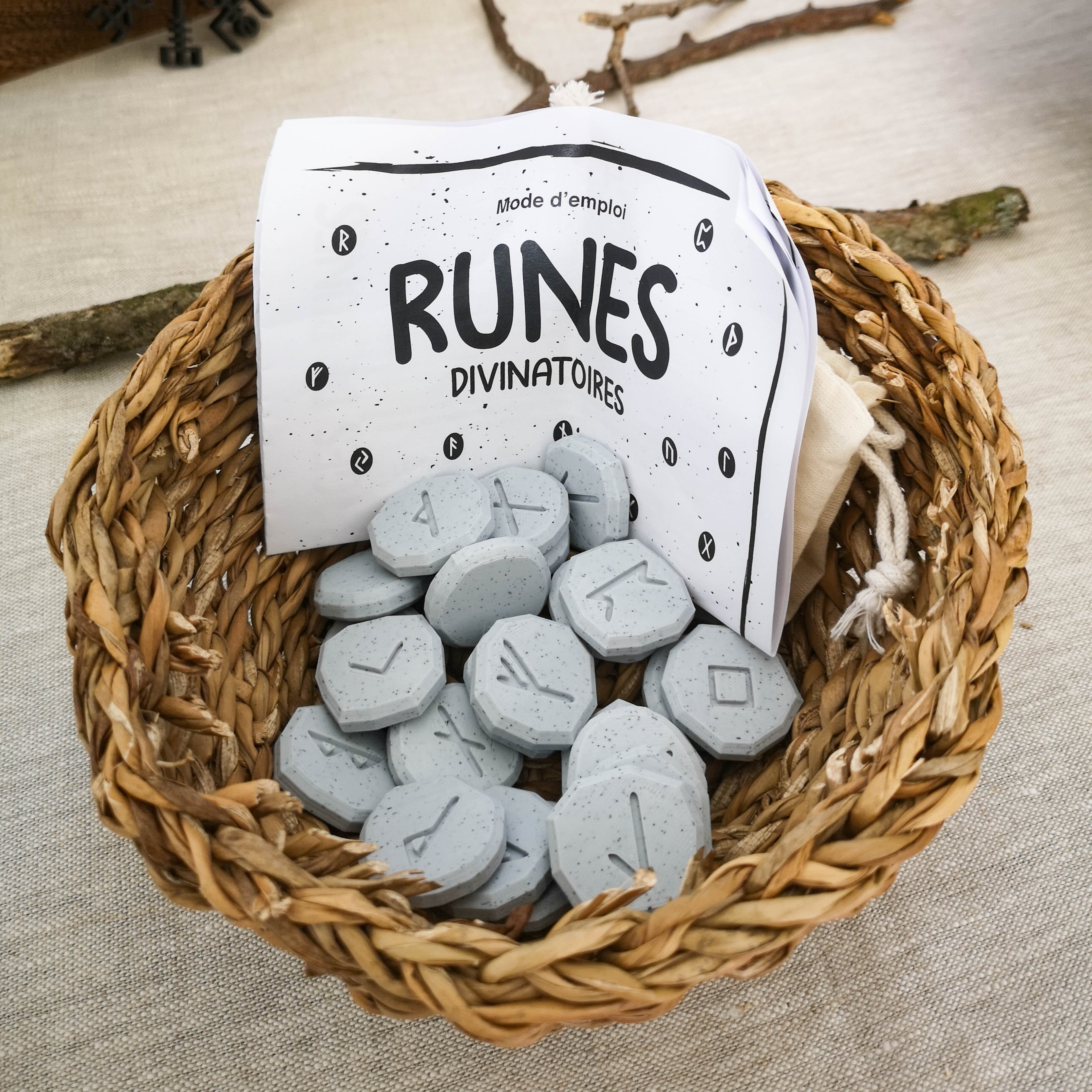Set de 25 runes divinatoires grises texture pierre en impression 3D PLA dans un panier avec mode d emploi viking pour anniversaire.