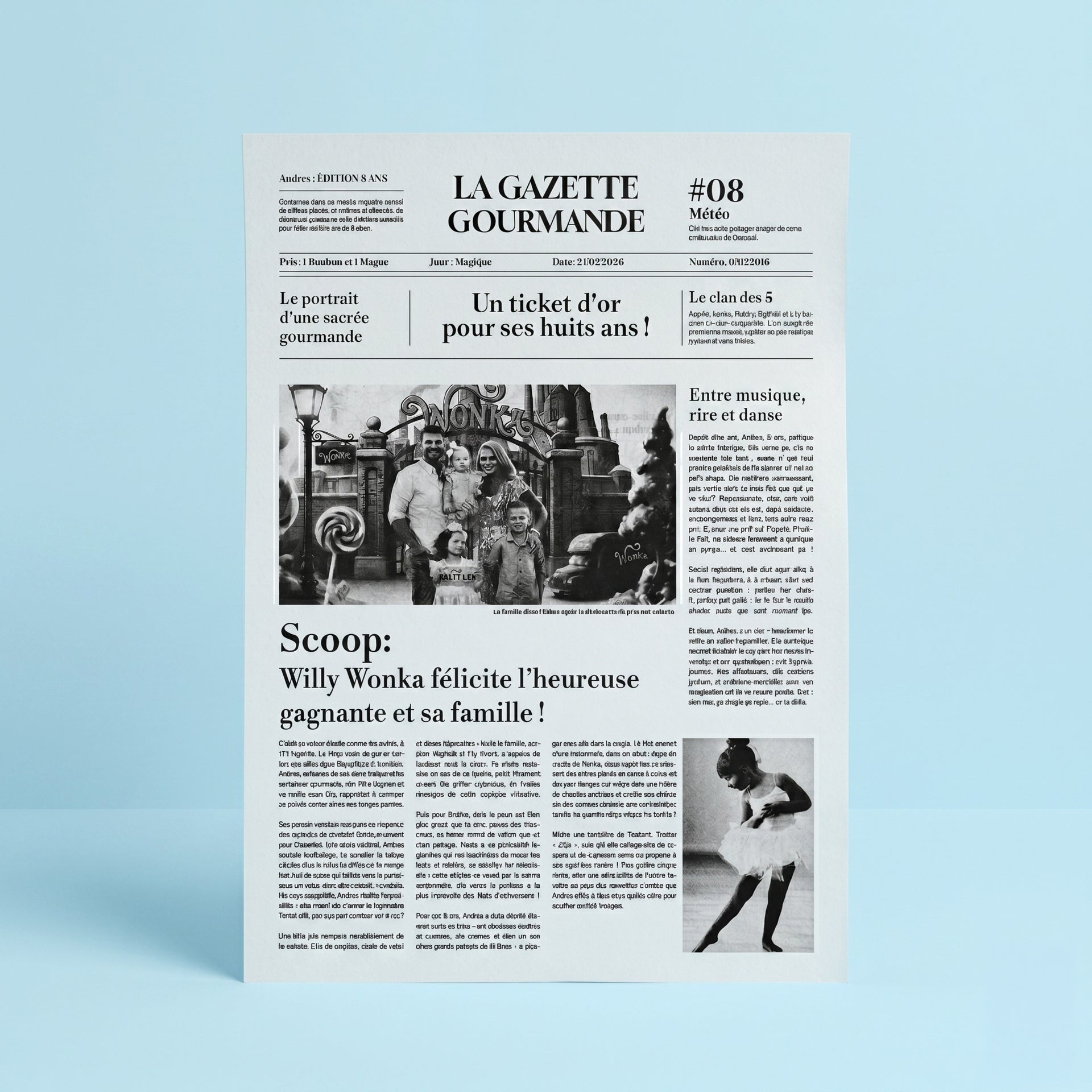 Mise en situation d'une affiche personnalisée au format A3 présentée debout sur un fond uni bleu pastel et lumineux. L'affiche est conçue comme la première page d'un journal rétro blanc intitulé « La Gazette Gourmande ». Elle comprend des titres fictifs et deux photos en noir et blanc : une photo de famille devant une grille décorative de style chocolaterie fantastique, et une photo d'une ballerine en tutu en train de danser.