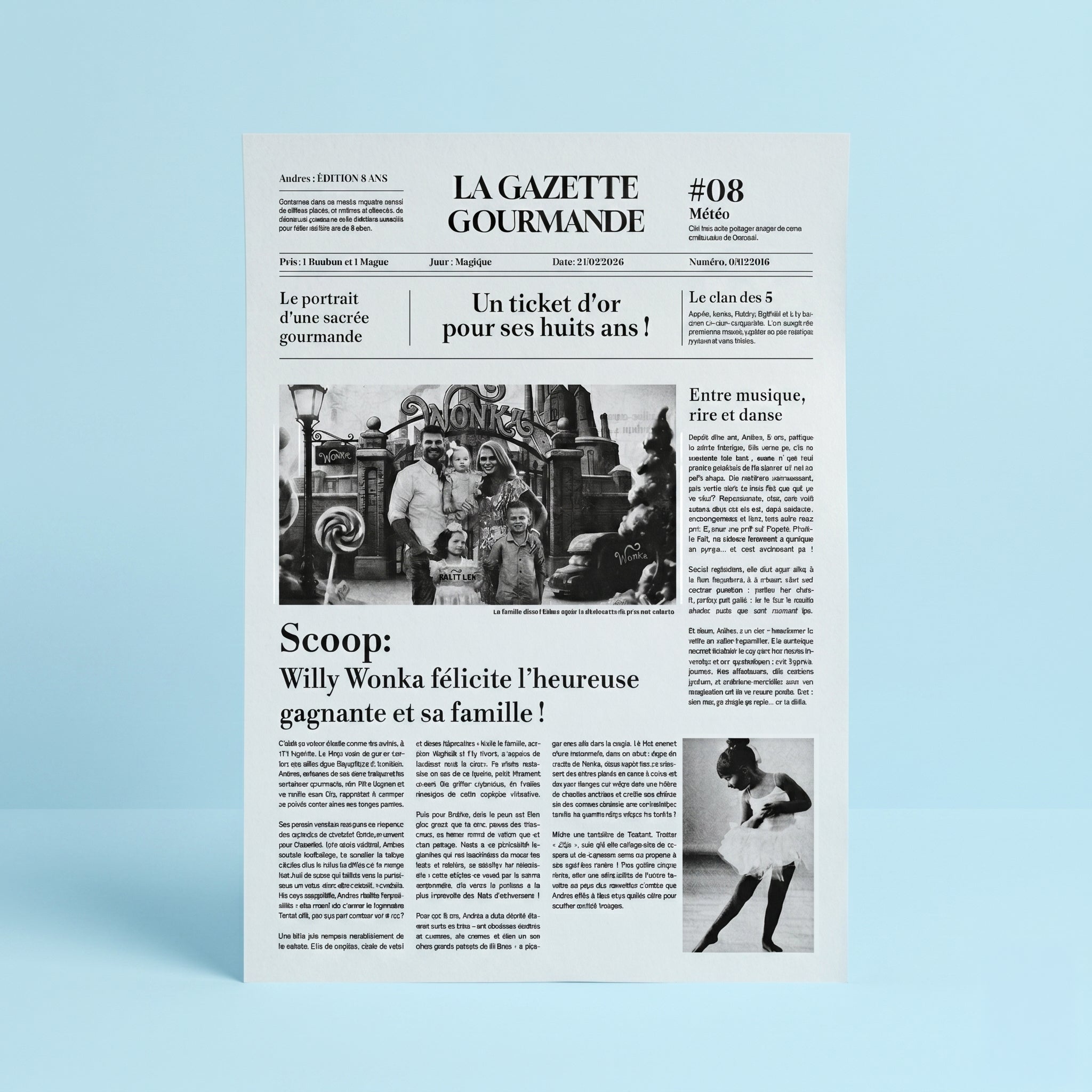 Mise en situation d'une affiche personnalisée au format A3 présentée debout sur un fond uni bleu pastel et lumineux. L'affiche est conçue comme la première page d'un journal rétro blanc intitulé « La Gazette Gourmande ». Elle comprend des titres fictifs et deux photos en noir et blanc : une photo de famille devant une grille décorative de style chocolaterie fantastique, et une photo d'une ballerine en tutu en train de danser.