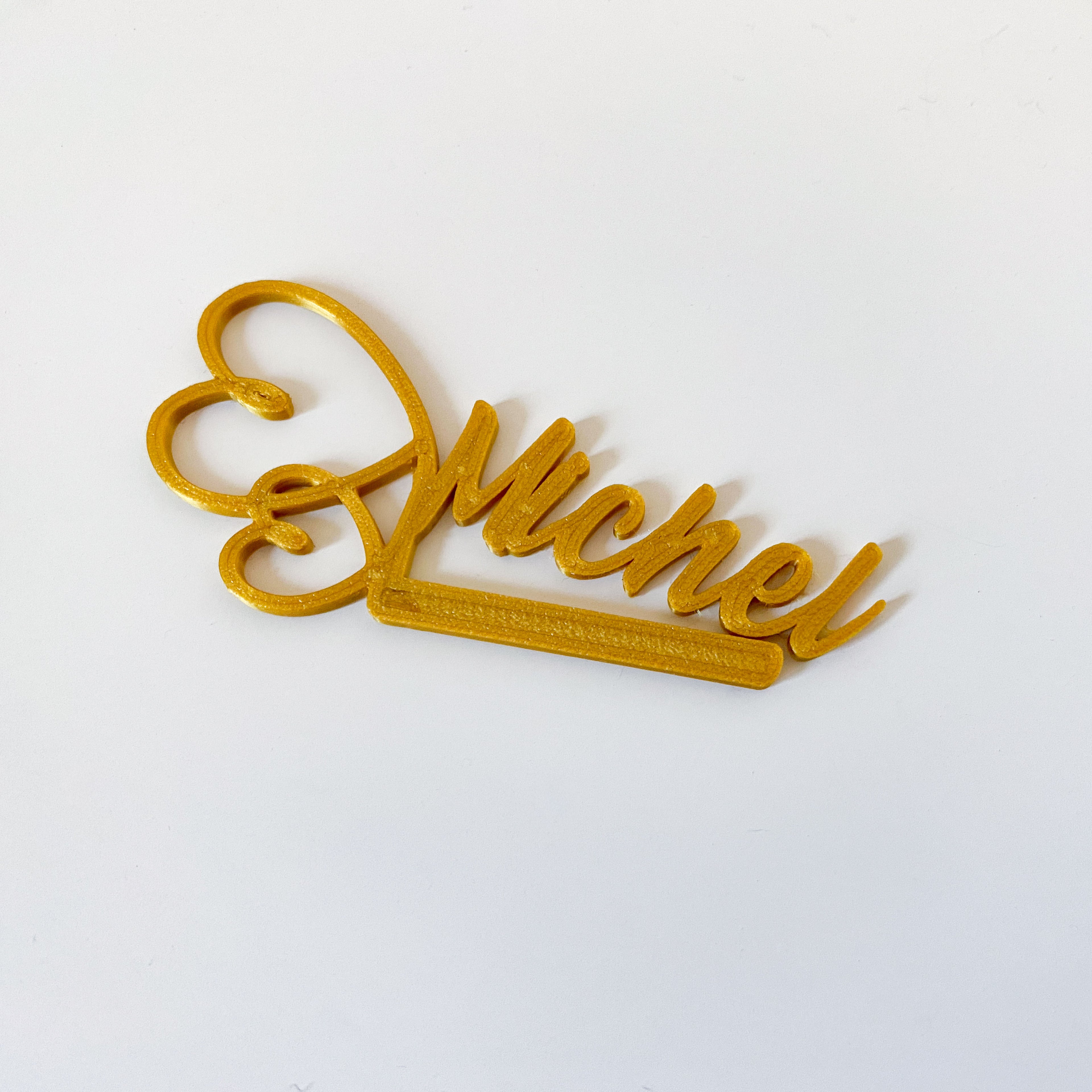 Marque-verre Double Cœur doré personnalisé avec le prénom “Michel”, présenté sur fond blanc en vue produit.