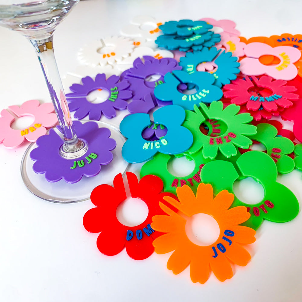 marque-verres fleurs personnalisés multicolores autour d’un verre à pied, accessoires de table en PLA pour apéritif festif