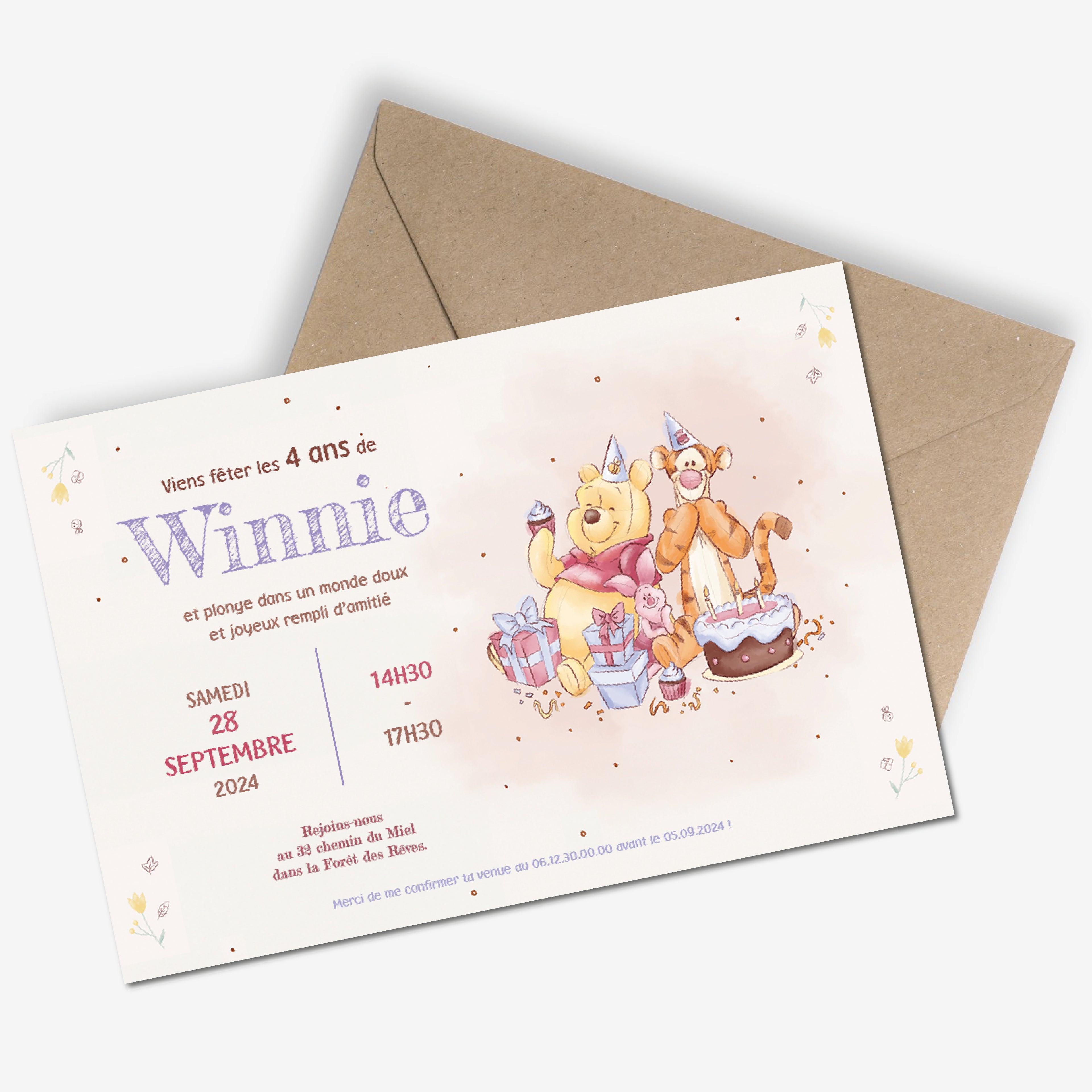 Image de l'invitation anniversaire enfant inspirée de Winnie l’ourson, avec ourson et tigre fêtant un anniversaire autour de cadeaux et gâteau, carte posée avec enveloppe kraft.