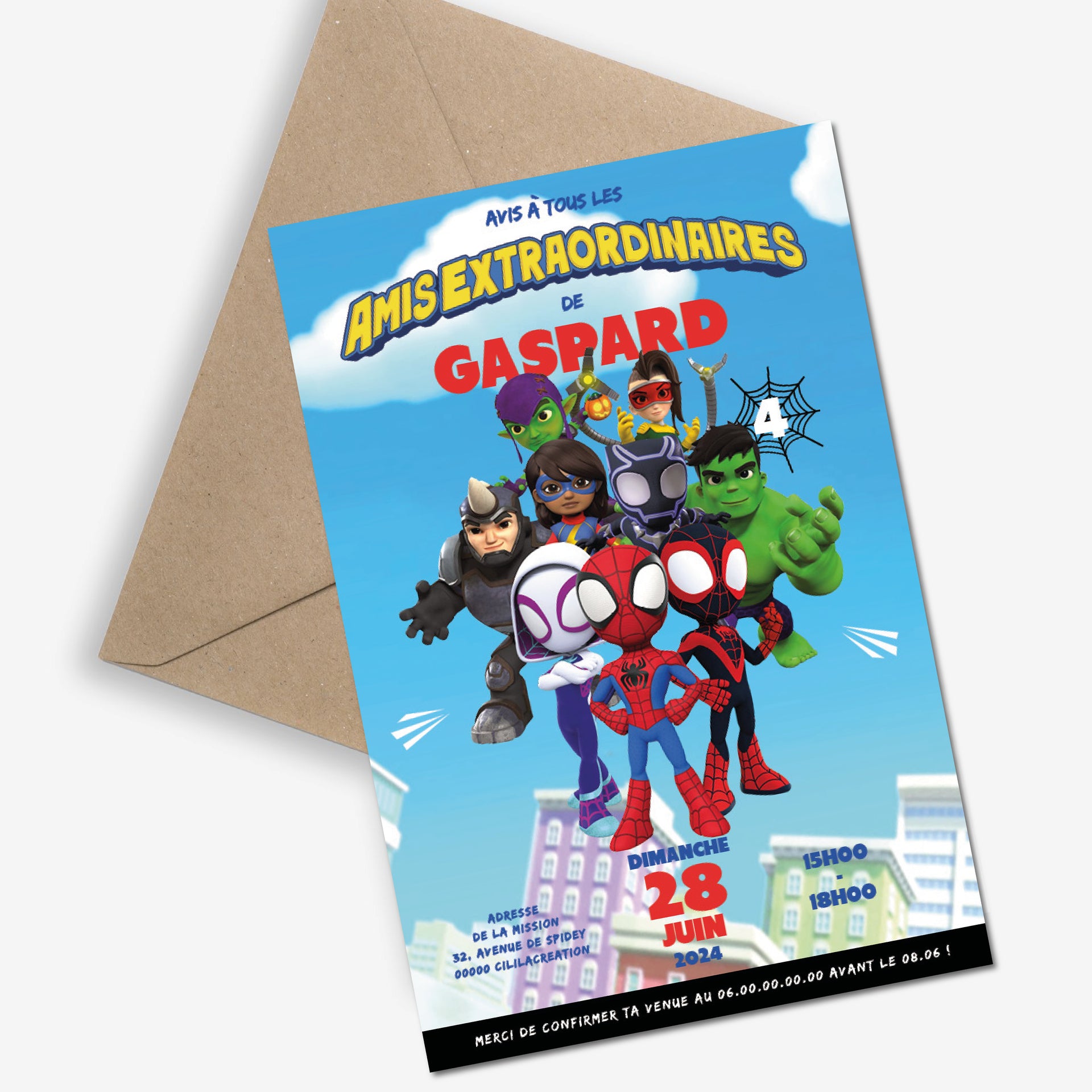 Image de l'invitation anniversaire personnalisée inspirée de Spidey et ses amis extraordinaires, avec Spidey, Ghost-Spider, Spin, Hulk, Miss Marvel et Black Panther entourés de super-vilains comme Rhino, Green Goblin et Doc Ock, sur fond de ville colorée avec une enveloppe kraft.