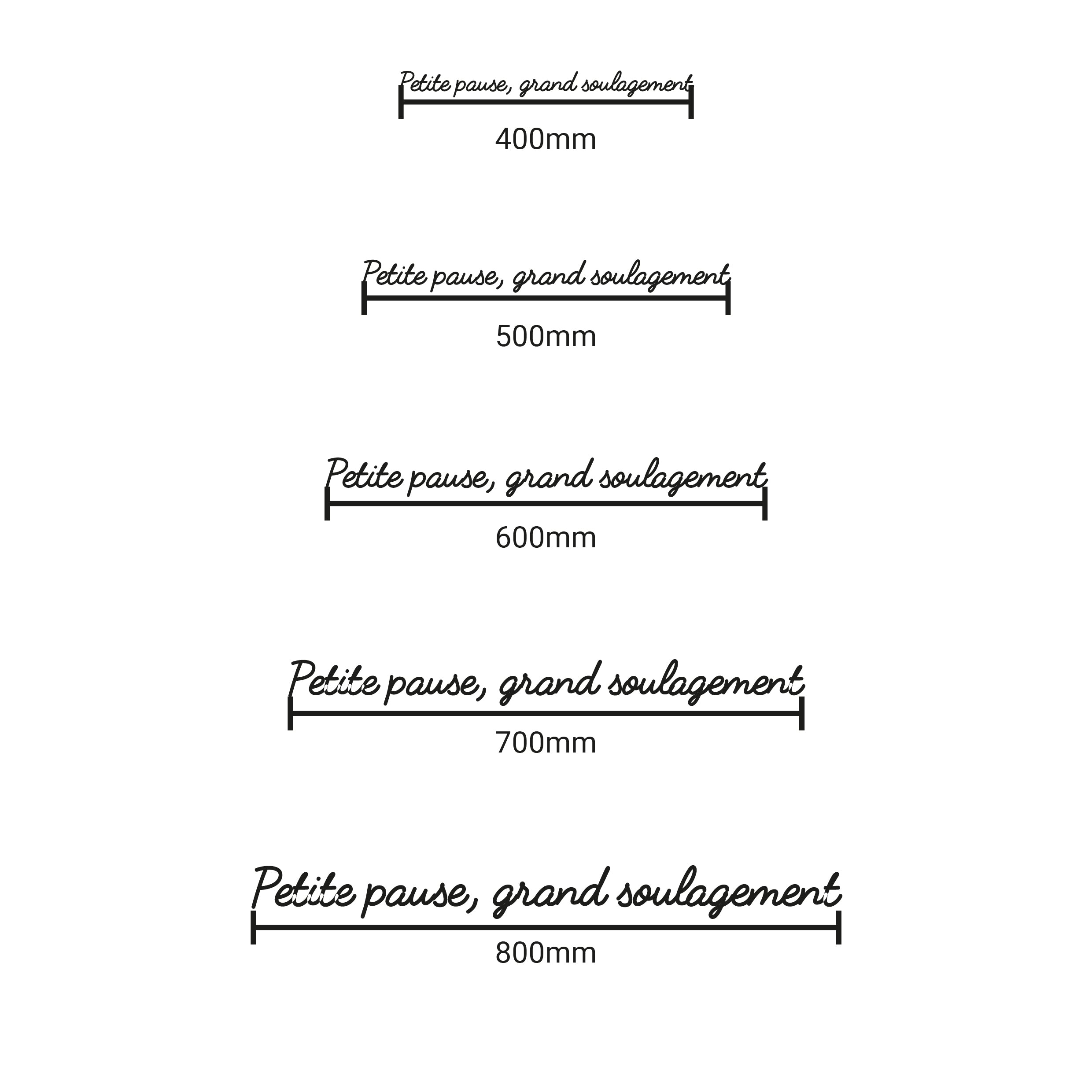 Visuel de la décoration murale “Petite pause, grand soulagement” en impression 3D (PLA), présentée en cinq largeurs avec repères : 400 mm, 500 mm, 600 mm, 700 mm et 800 mm, sur fond blanc.