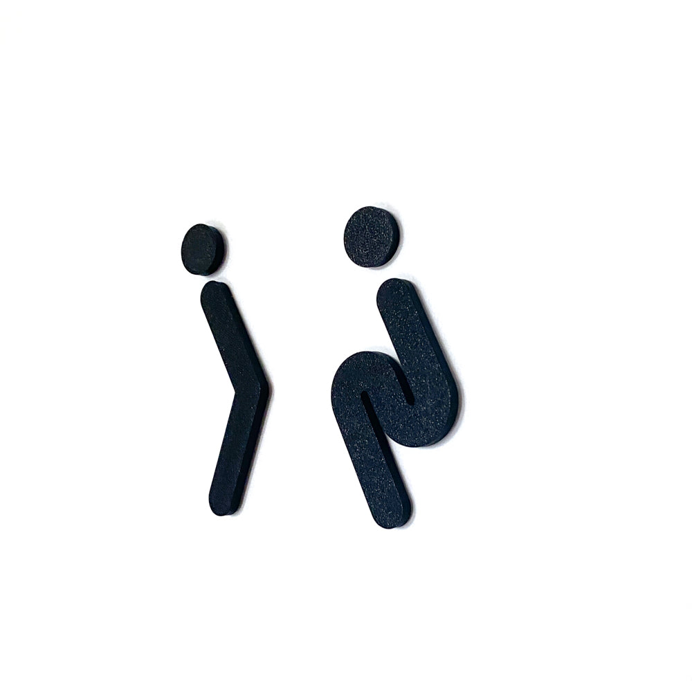Pictogrammes noirs humoristiques pour toilettes, représentant un personnage masculin et un personnage feminin qui se retiennent d’uriner, sur fond blanc, pour decoration de porte de WC.