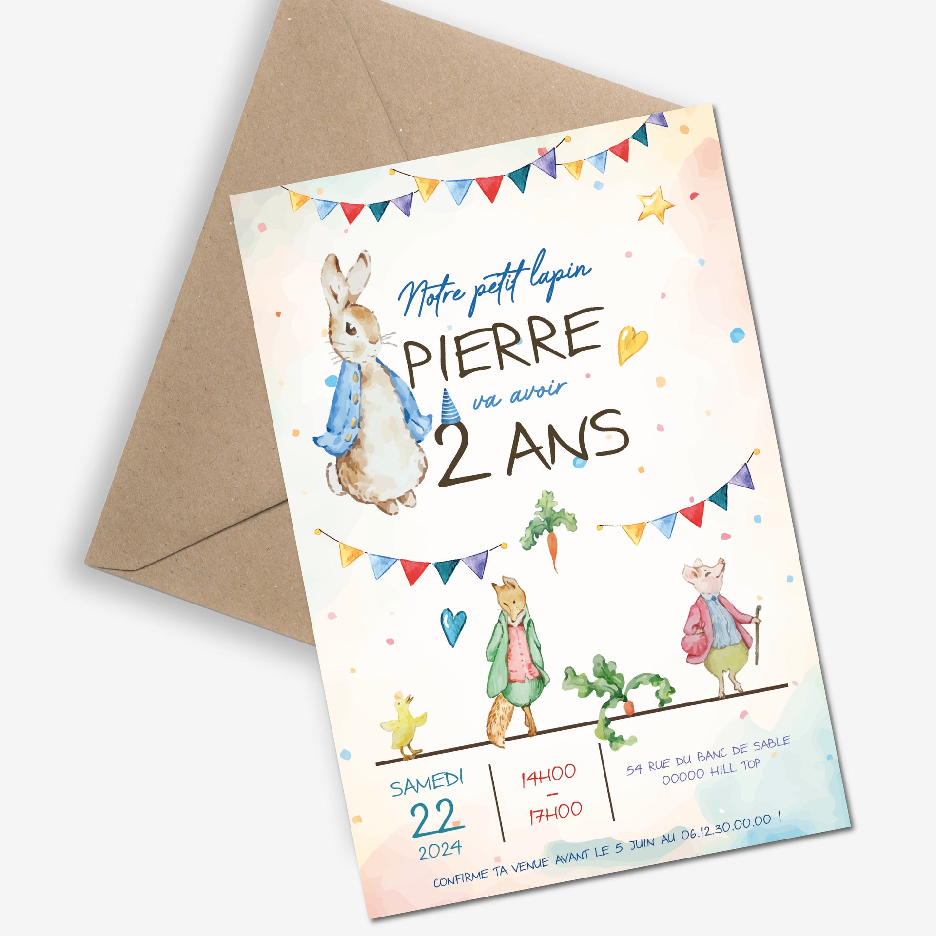 Image de l'invitation anniversaire personnalisée Le petit lapin (Pierre Lapin), décor pastel avec lapin en veste bleue, fanions colorés et enveloppe kraft.