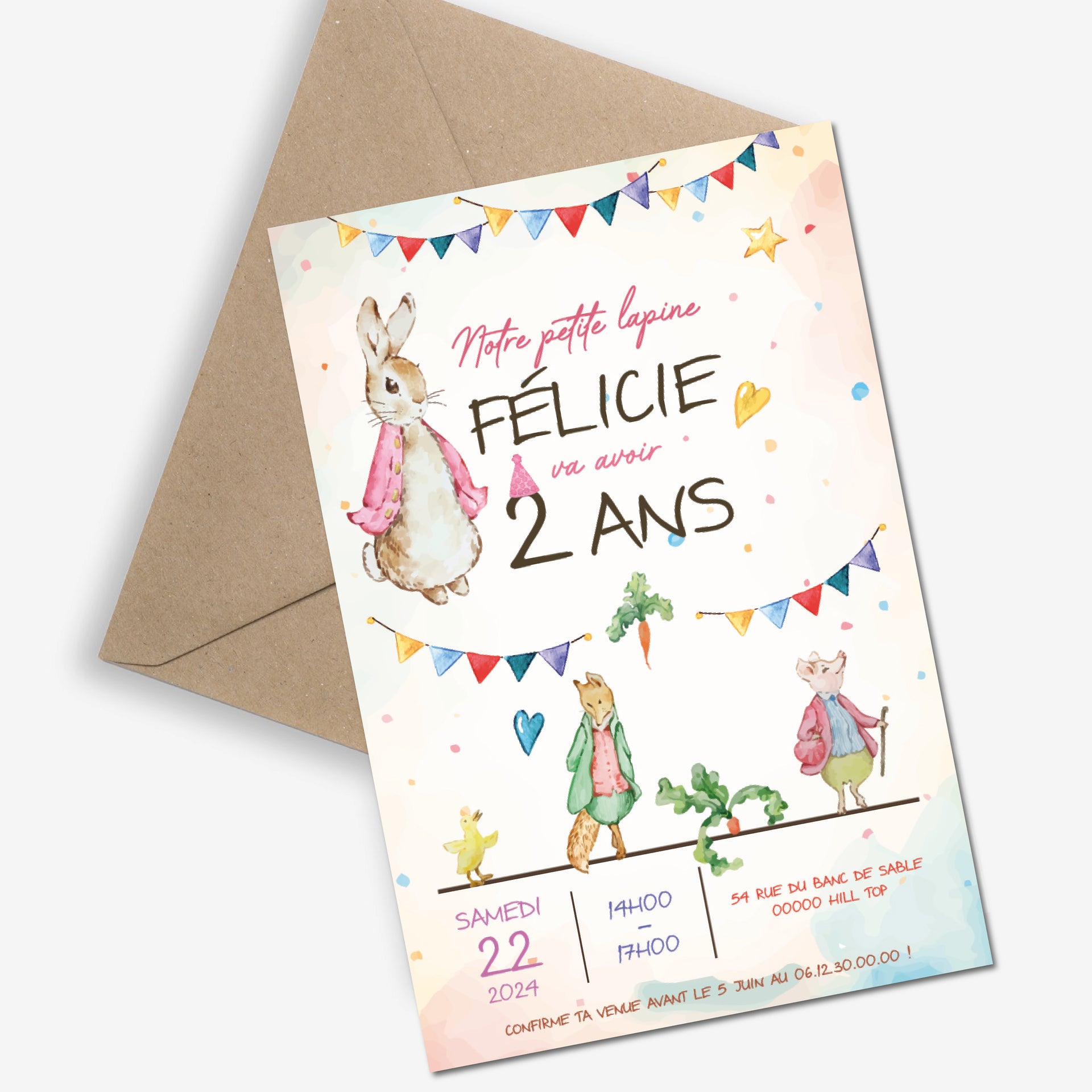 Image de l'invitation anniversaire personnalisée La petite lapine (Pierre Lapin), décor pastel avec lapine en robe rose, fanions colorés et enveloppe kraft.