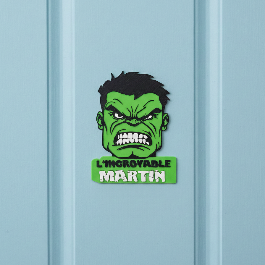 Plaque prénom super-héros Hulk personnalisée avec le prénom de l’enfant, fixée sur une porte de chambre, décoration murale enfant thème super héros.