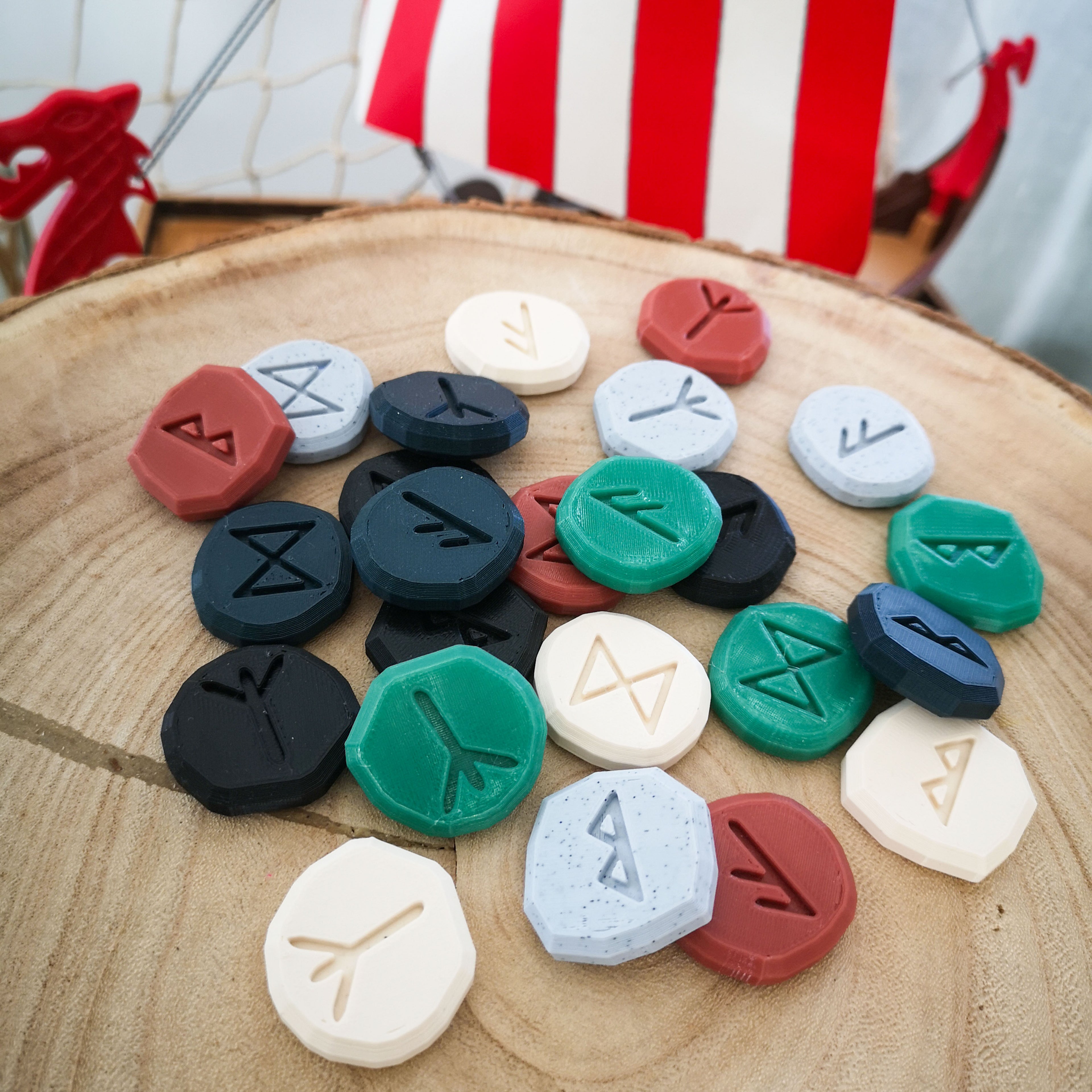 Jeu de 25 runes divinatoires vikings multicolores en impression 3D PLA sur un socle en bois avec decor viking pour animation anniversaire.