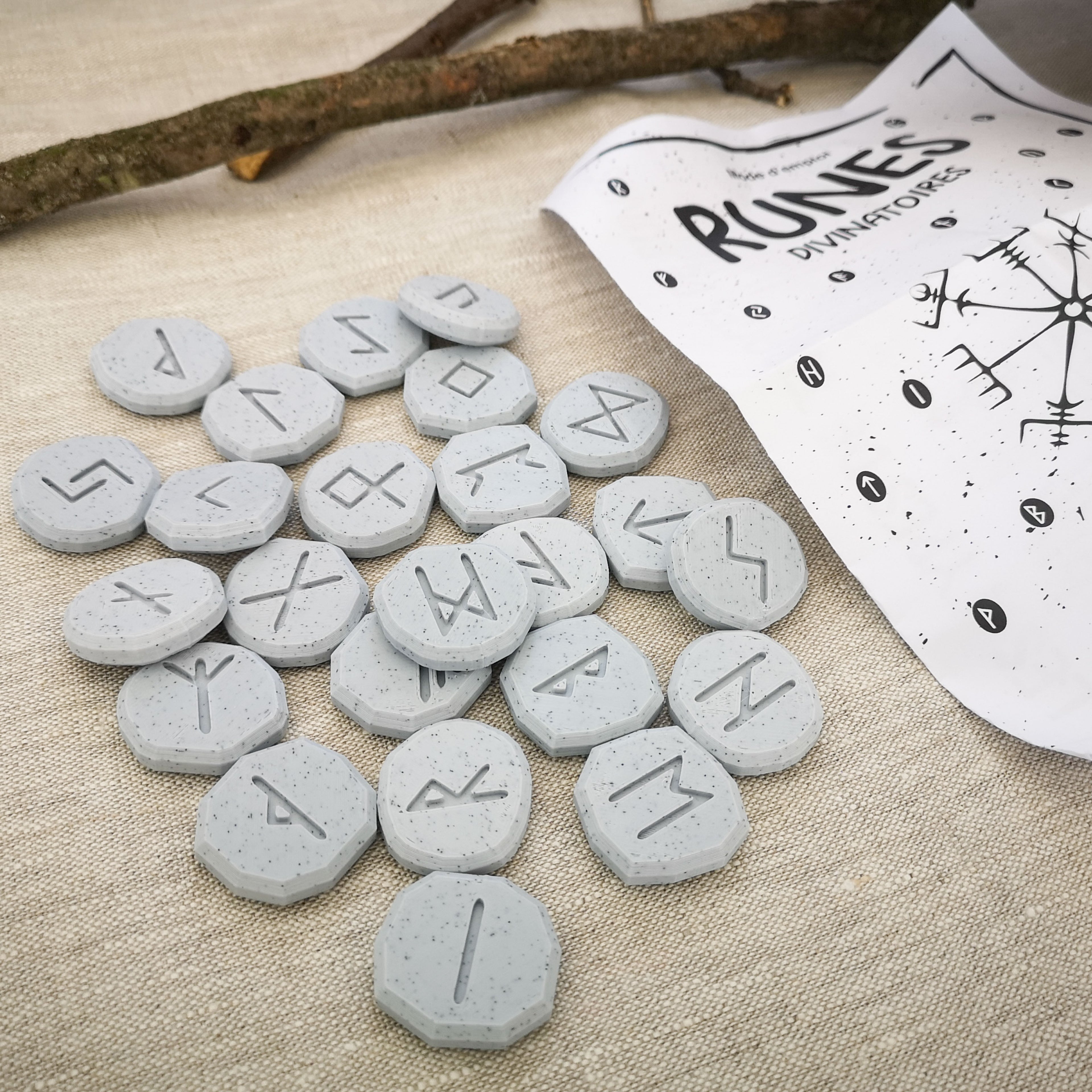 Jeu de 25 runes divinatoires vikings grises effet pierre en impression 3D PLA avec sa notice explicative pour divination et anniversaire viking