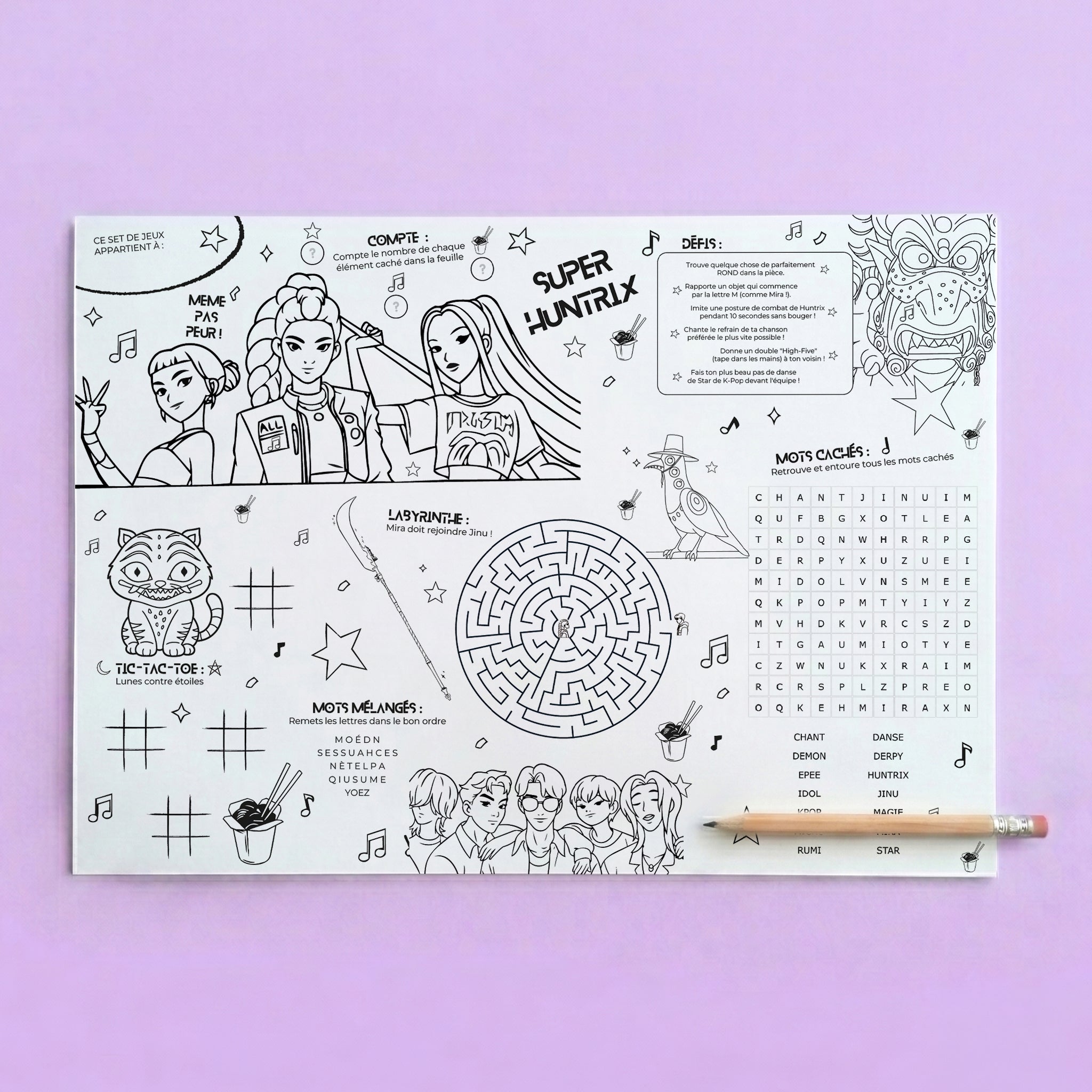 Vue de dessus d'un set de table de jeux blanc sur le thème K-Pop, centré sur un fond uni violet pastel lumineux avec un petit crayon en bois posé en bas à droite.