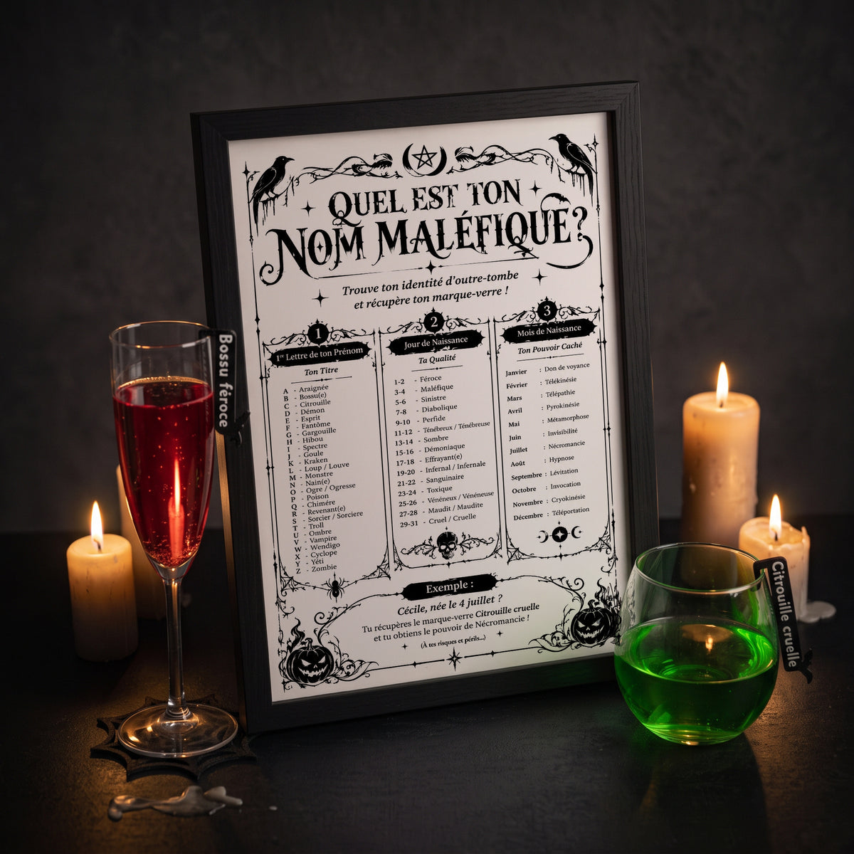 Affiche de jeu d'animation pour soirée d'Halloween encadrée avec le texte "Quel est ton nom maléfique ?", posée sur une table sombre à côté de bougies allumées et de verres de cocktails rouge et vert décorés avec des marque-verres.  
