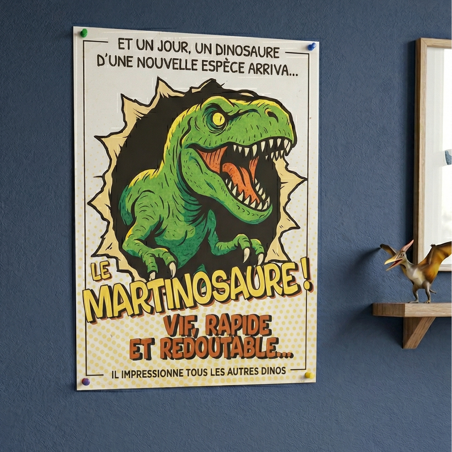 Affiche personnalisée dinosaure Martinosaure avec une illustration de Tyrannosaure vert sortant du cadre pour une décoration de chambre d'enfant originale.