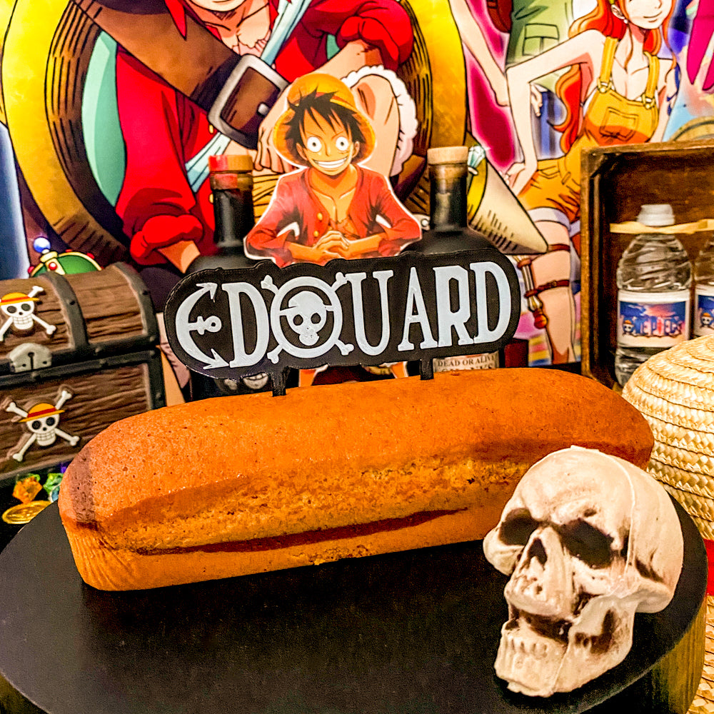 Cake topper One Piece personnalisé avec prénom de l’enfant, décoration de gâteau d’anniversaire sur le thème pirate et manga.